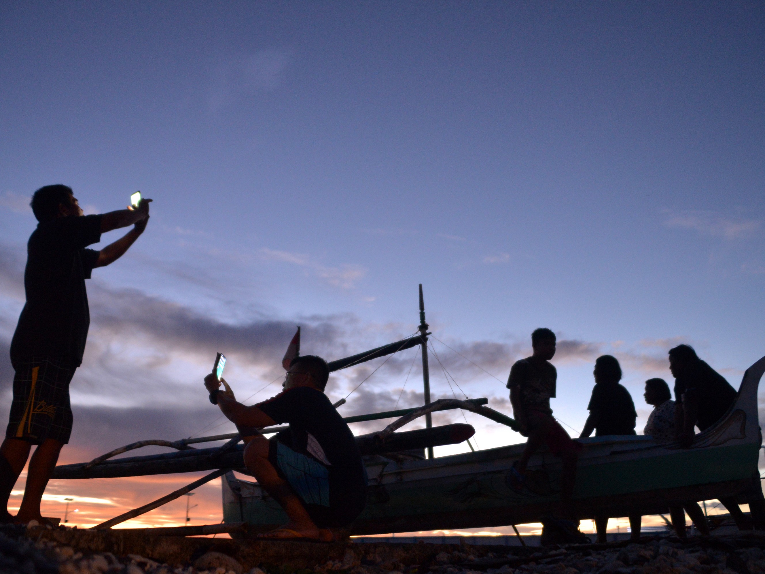  Sejumlah warga berkumpul di satu tempat untuk bisa berkomunikasi menggunakan telepon genggam di Pulau Miangas, Kabupaten Talaud, Sulut.