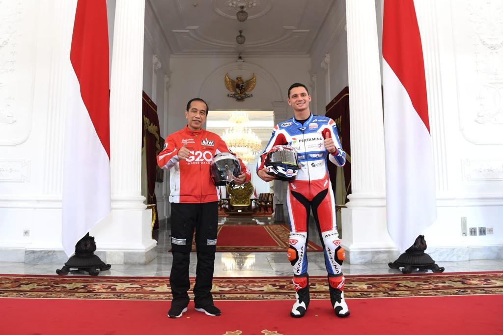 Presiden Jokowi (kiri) dan pembalap Pertamina Mandalika SAG Racing Team Bo Bensnyder (kanan).