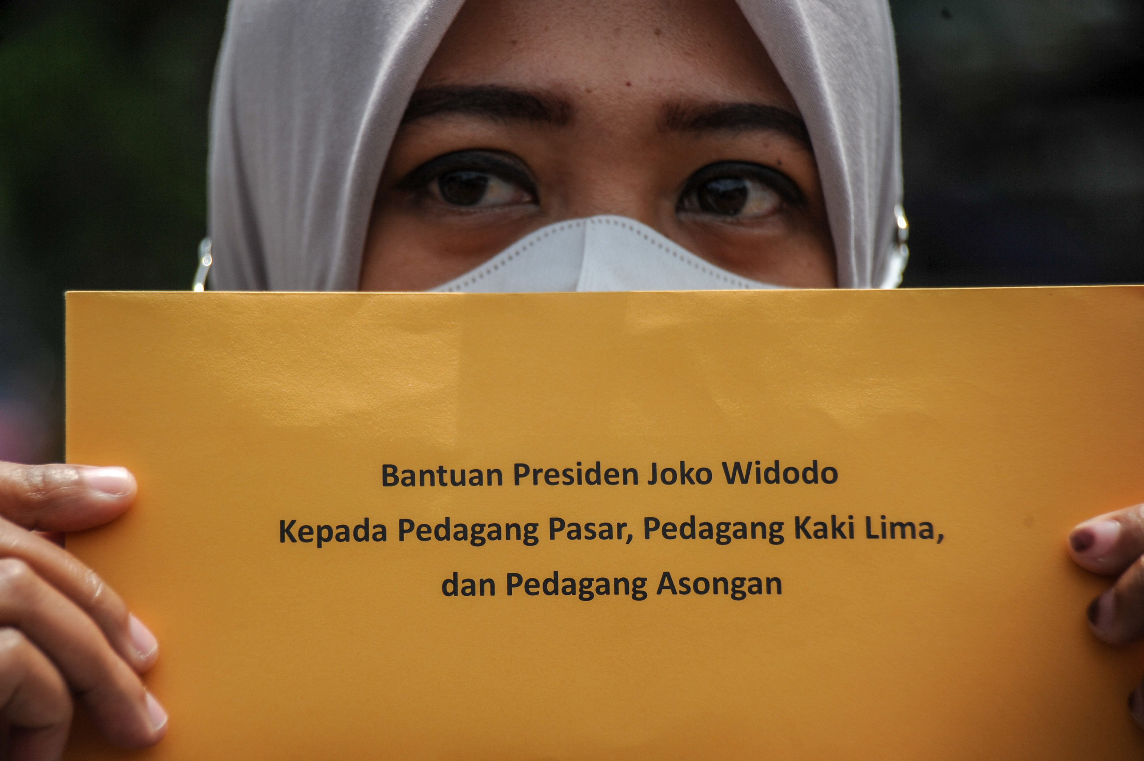 Pedagang menunjukkan bantuan dari Presiden Joko Widodo