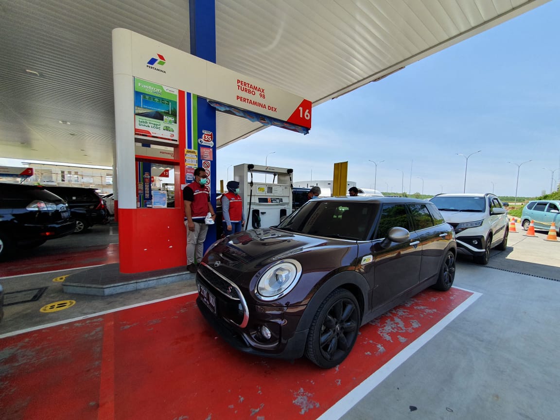 Ilustrasi mobil mewah saat mengisi BBM di SPBU Pertamina. 
