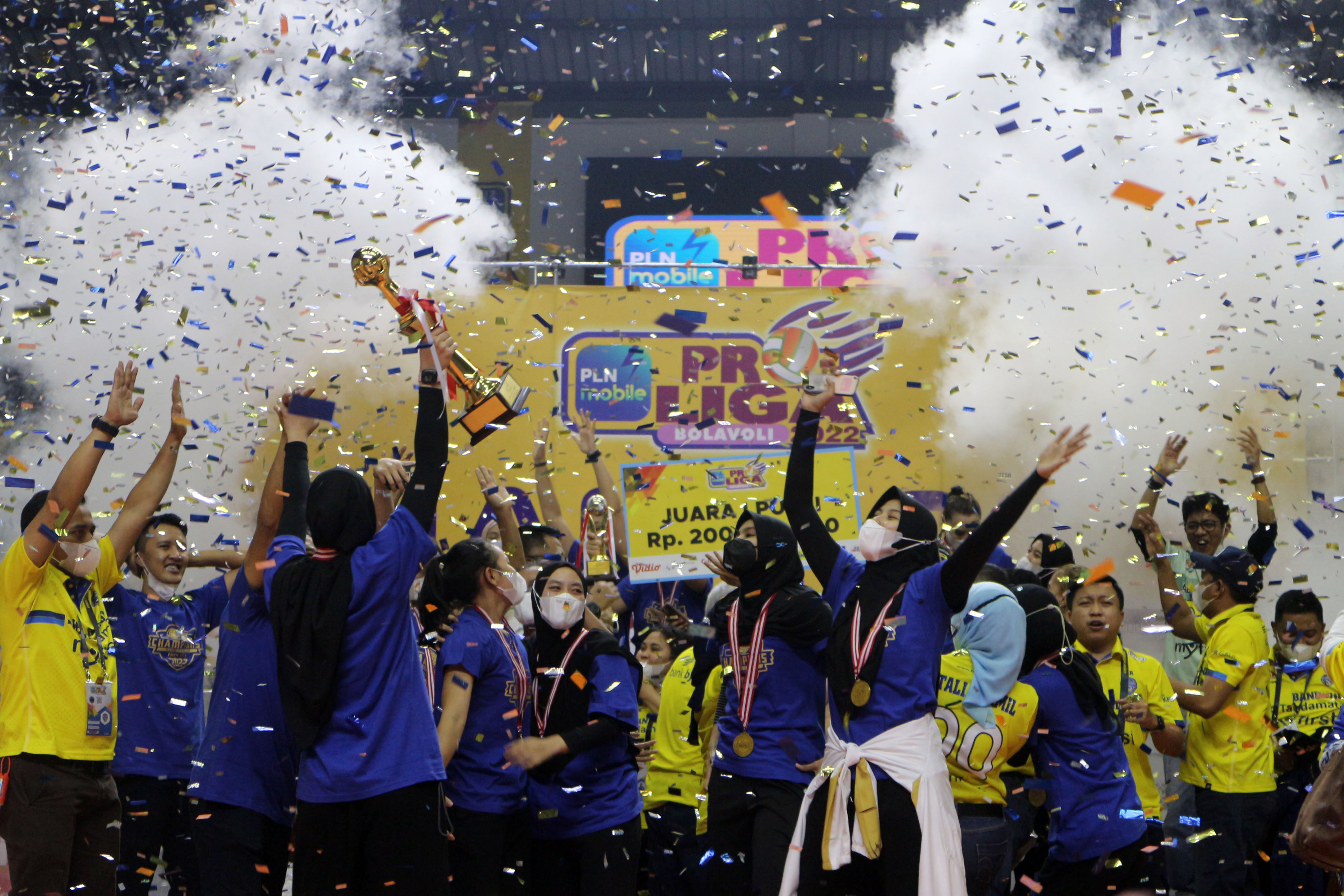 Tim putri Bandung BJB Tandamata merayakan kesuksesan merebut gelar juara Proliga 2022.   