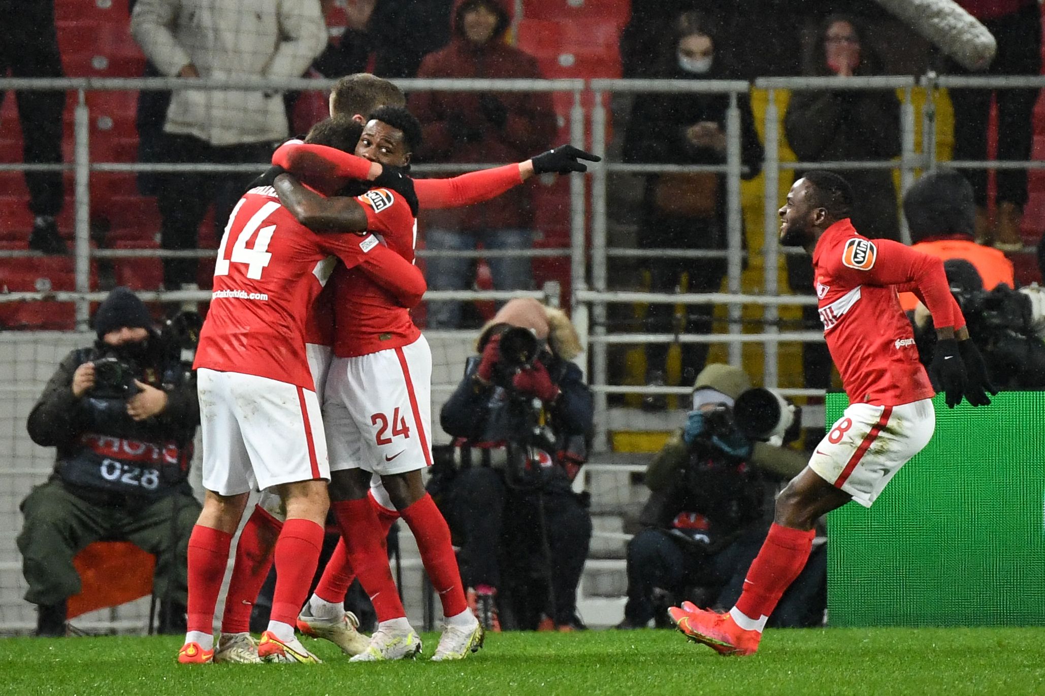 Para pemain Spartak Moskow melakukan selebrasi usai mencetak gol ke gawang lawan.