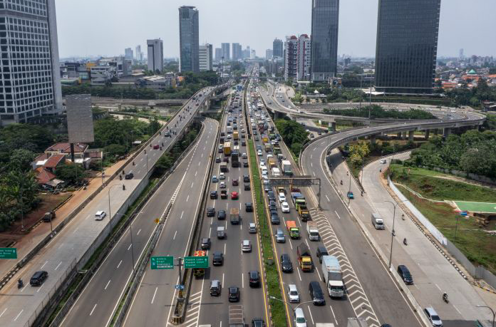 Foto udara kendaraan melintas di ruas Jalan Tol Lingkar Luar Pondok Pinang - Jagorawi, Jakarta Selatan, Rabu (22/12/2021).