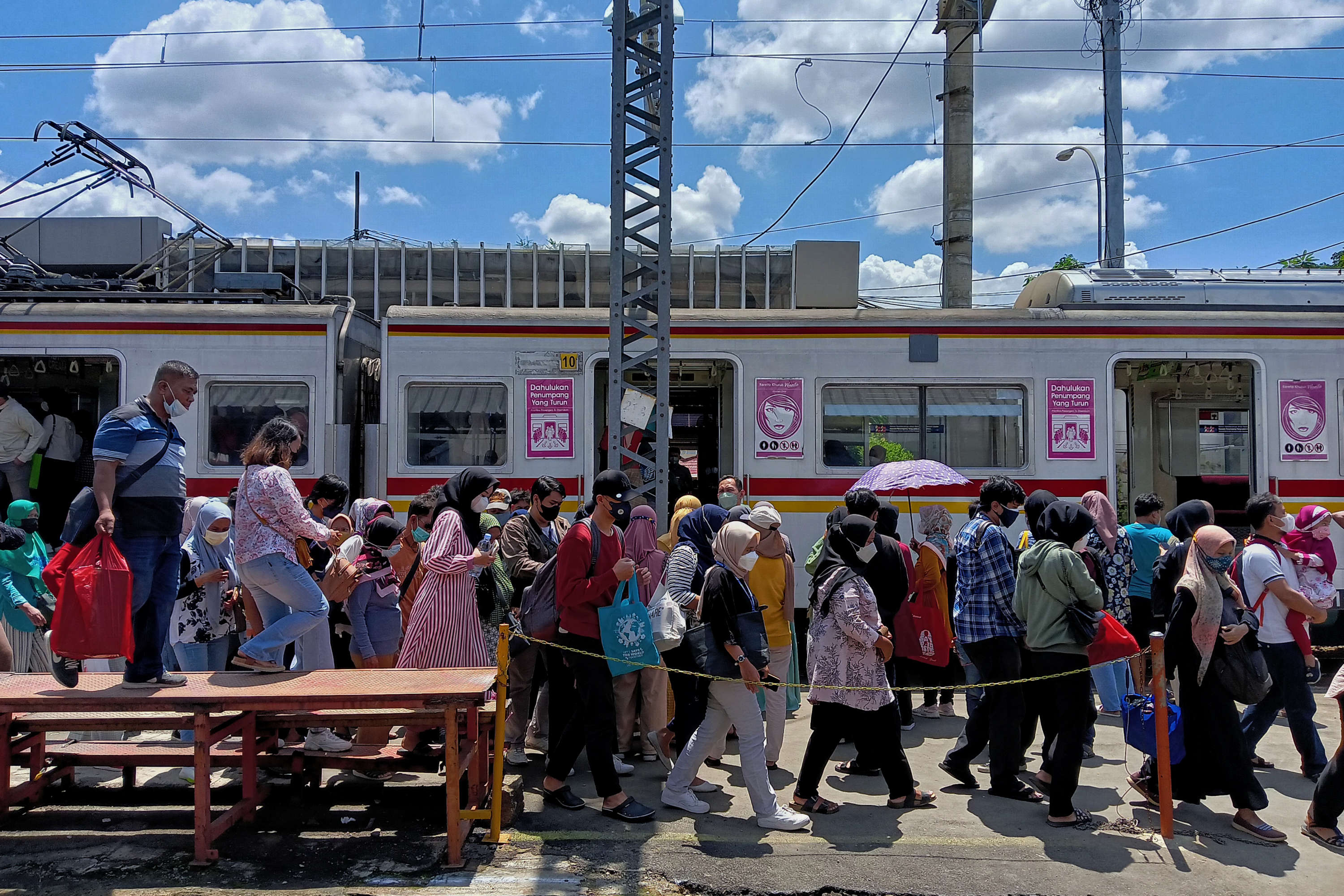 Sejumlah calon penumpang KRL saat berjalan di Stasiun Manggarai, Jakarta, Minggu (27/3/2022). 