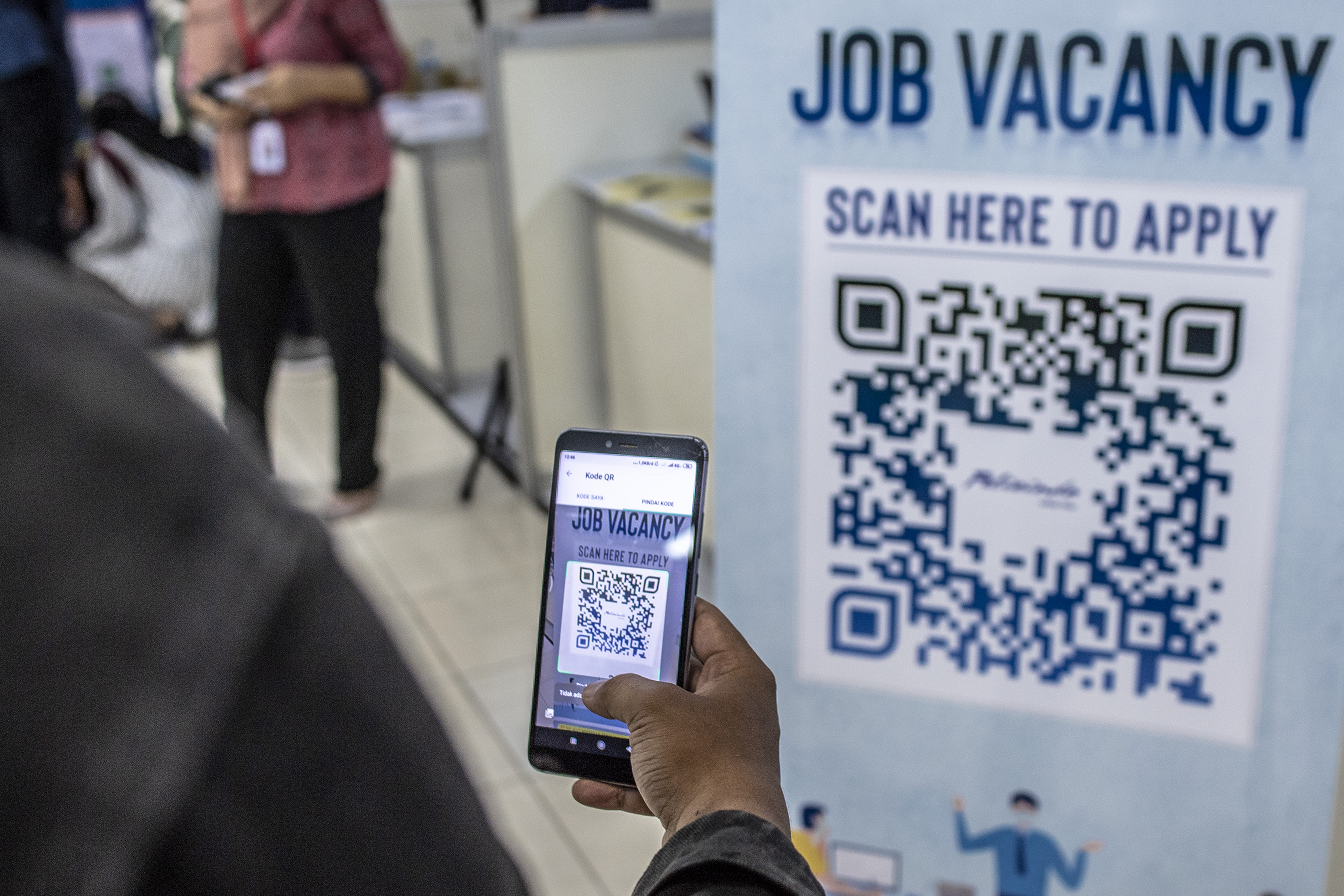 llustrasi warga memindai barcode terkait lowongan kerja.