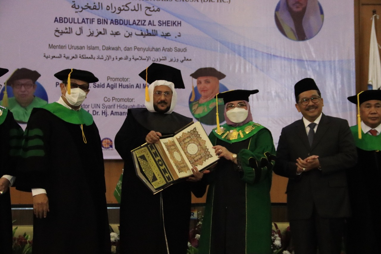 Menteri Syaikh Abdullatif bin Abdulaziz Al Syaikh menerima anugerah Doktor Honoris Causa (HC) dari UIN Syarif Hidayatullah, Jakarta.