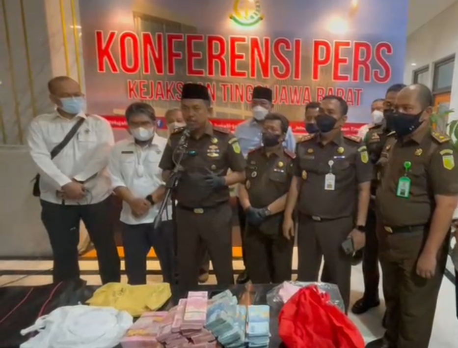 Kepala Kejati Jawa Barat Asep N Mulyana dalam keterangan persnya dan barang bukti uang tunai Rp350 juta, Rabu malam (30/3/2022)