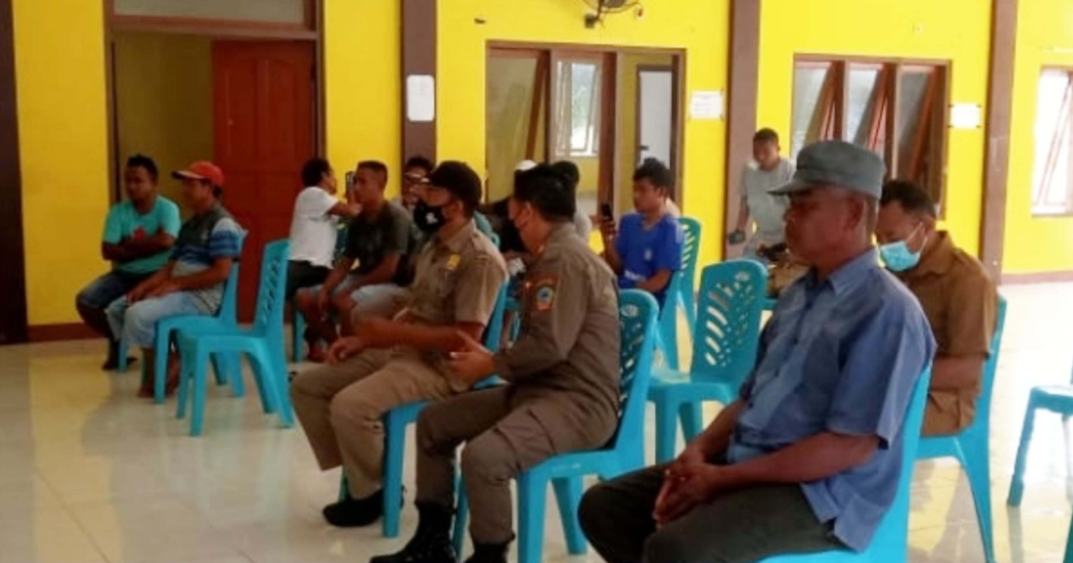 Para penjual ikan asal Kabupaten Sikka diamankan di Borong, Kabupaten Manggarai Timur