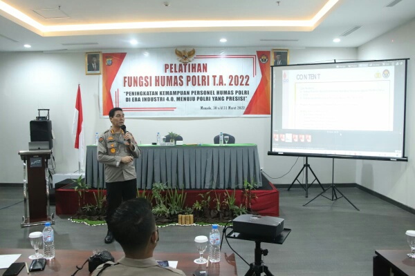  Kabid Humas Polda Sulut Komisaris Besar Jules Abraham Abast berbicara dalam  pelatihan fungsi kehumasan Polri