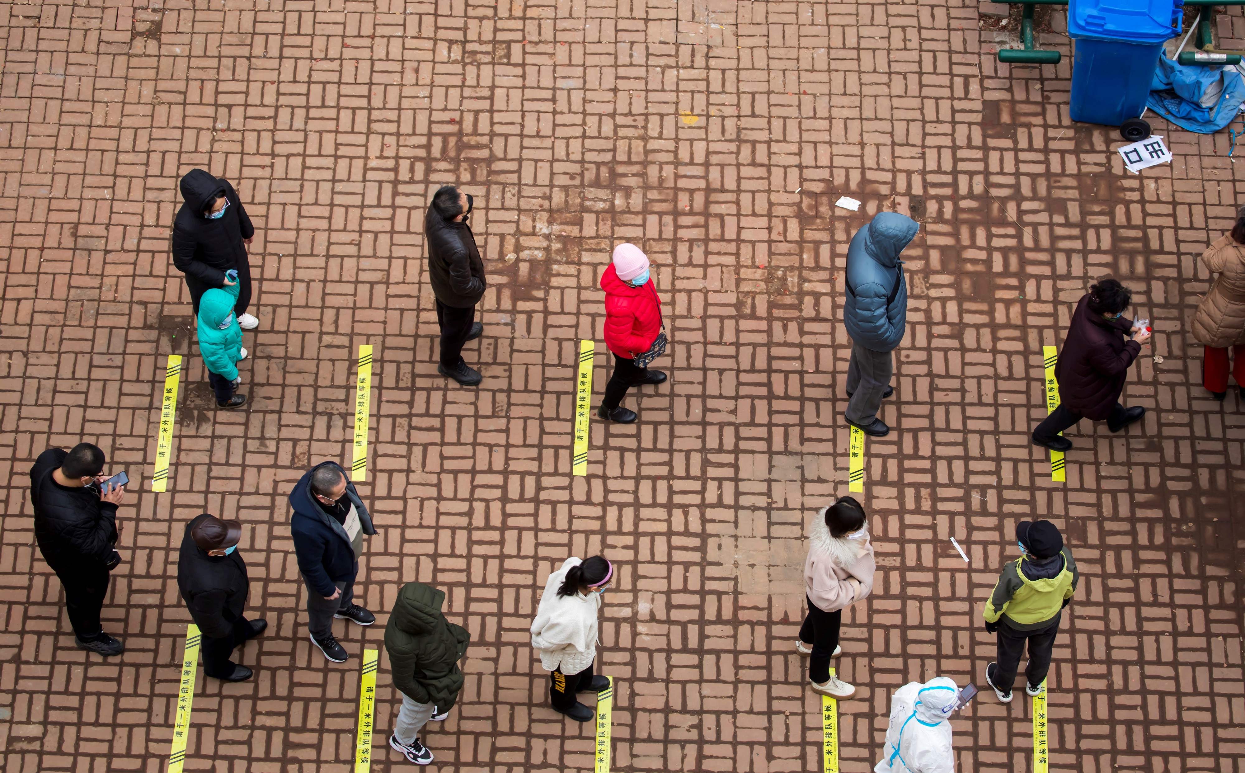 Warga mengantre untuk menjalani tes covid-19 di Jilin, Tiongkok.