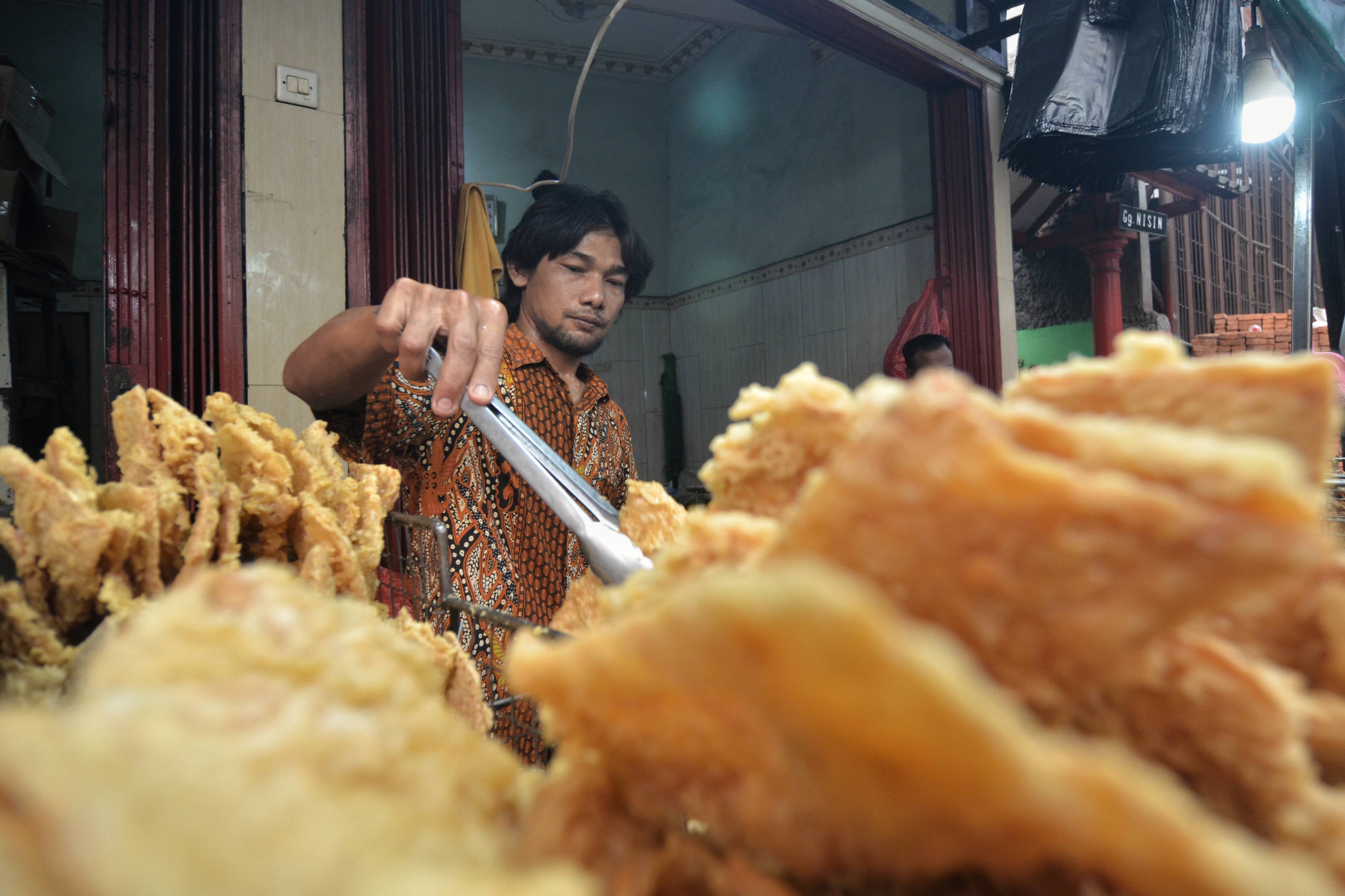 Ilustrasi--Pedagang gorengan sedang menyiapkan dagangannya di Ciracas, Jakarta Timur.