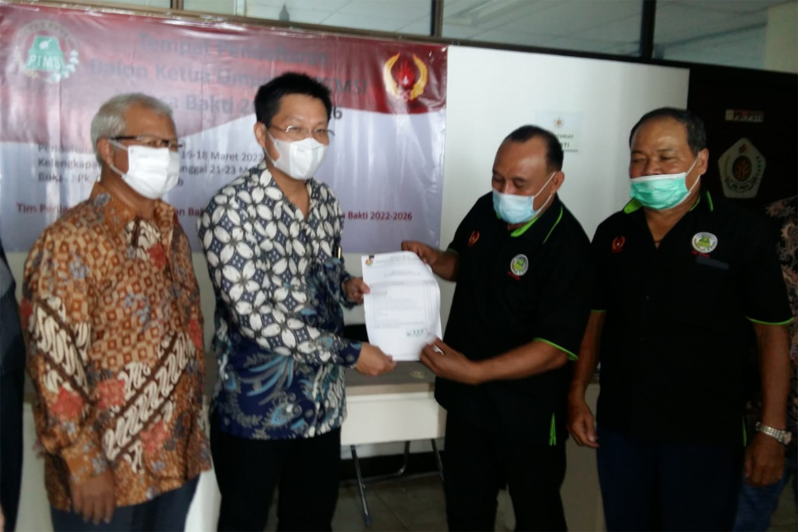 Ketua Umum PTMSI Peter Layardi (kedua dari kiri).