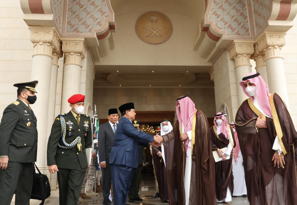 Menhan Prabwoo bersalaman dengan Pangeran Khalid bin Salman 