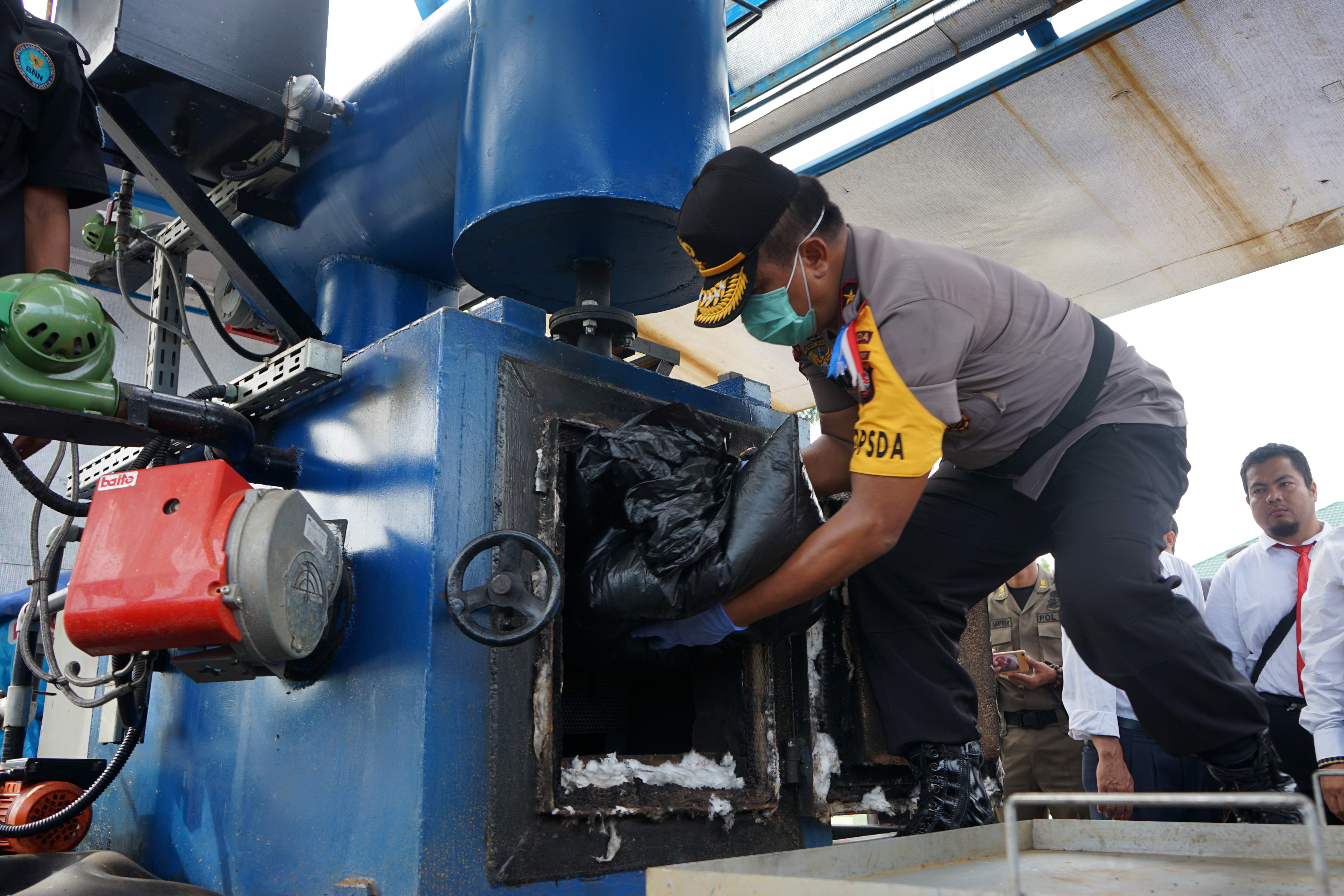 Ilustrasi pemusnahan narkoba dengan mesin incenerator