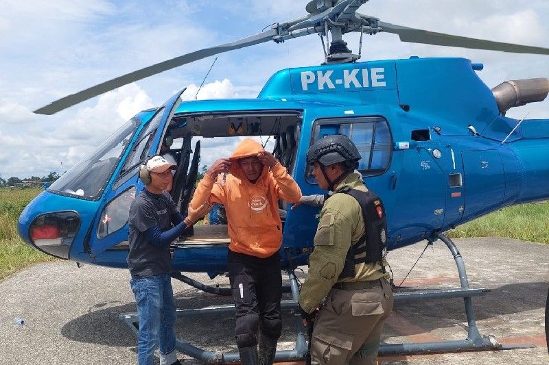 Nelson Sarira, karyawan PTT yang selamat dari pembantaian KKB di Beoga, Sabtu (5/3), berhasil dievakuasi ke Timika.