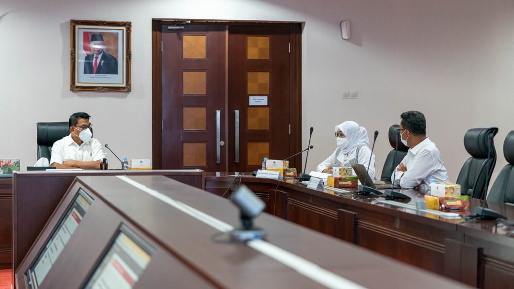 Ketua KSP Moeldoko (kiri) saat rapat dengen kementerian dan lembaga negara.