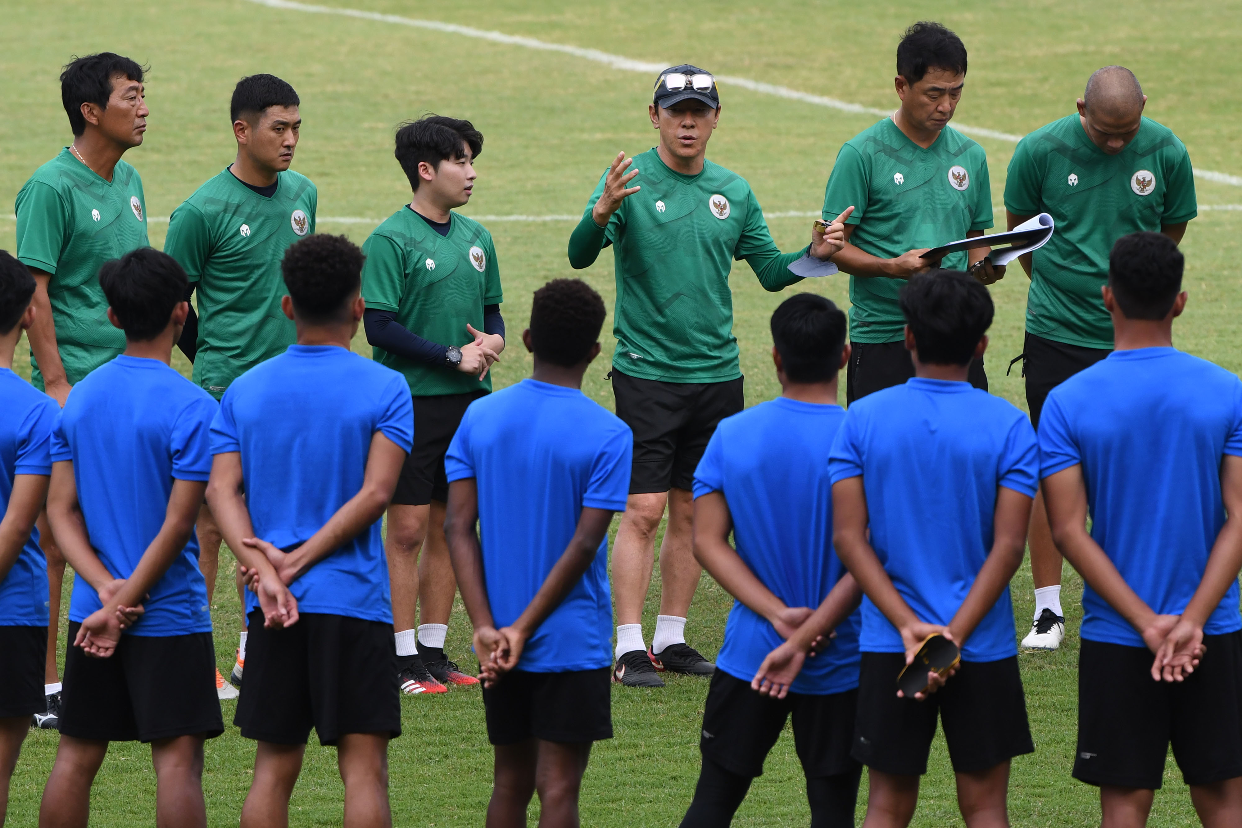 Pelatih Shin Tae-yong (bertopi) memimpin latihan timnas U-19 di Stadion Madya Gelora Bung Karno, Senayan, Jakarta, Rabu (2/3).
