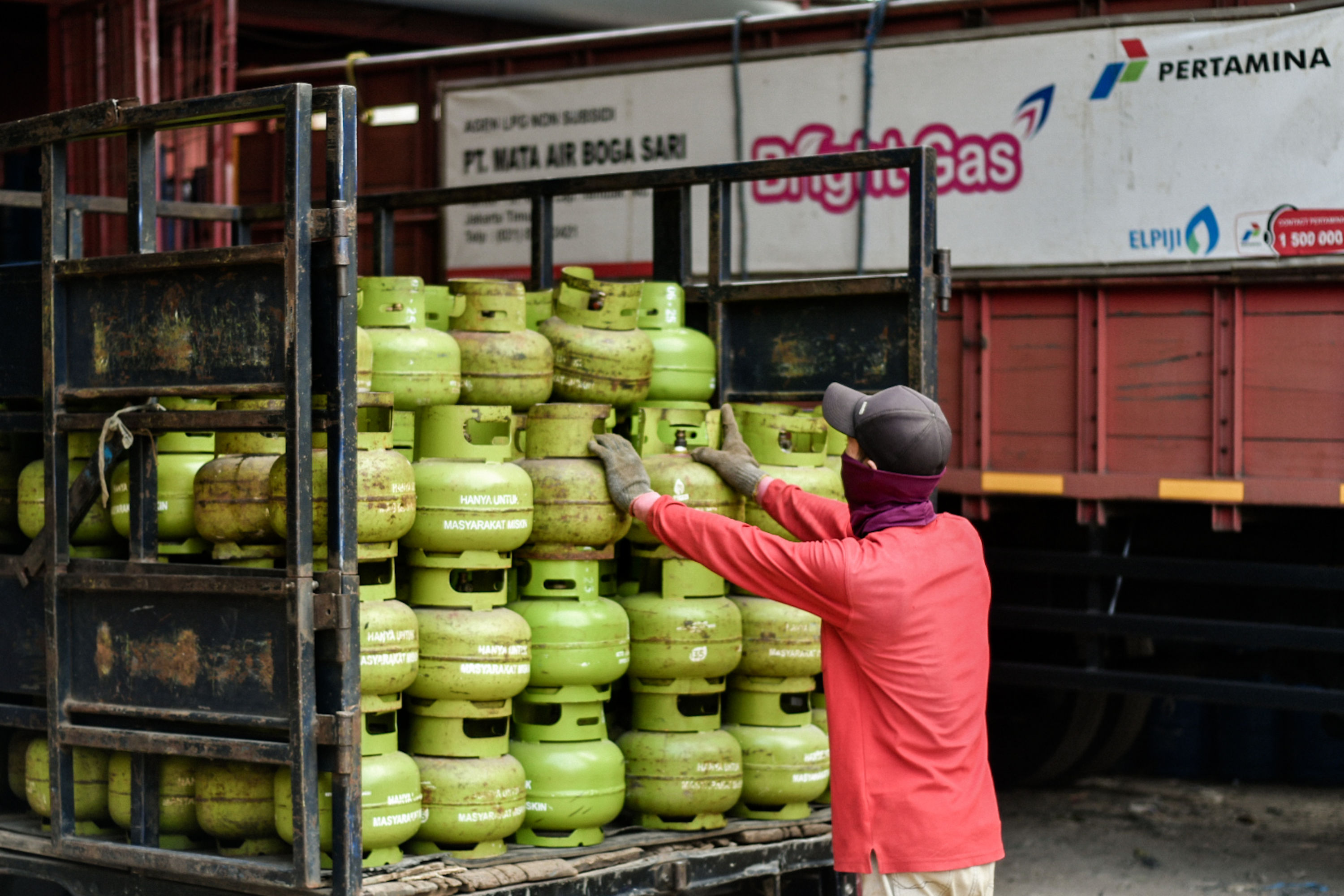 Ilustrasi pekerja menata tabung gas LPG ukuran 3 kg.