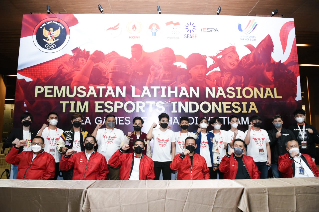 Ketua Dewan Pembina PBESI Sandiaga Uno, memberikan semangat atlet e-sport di Pelatnas, Megamendung, Bogor, Selasa (8/3)