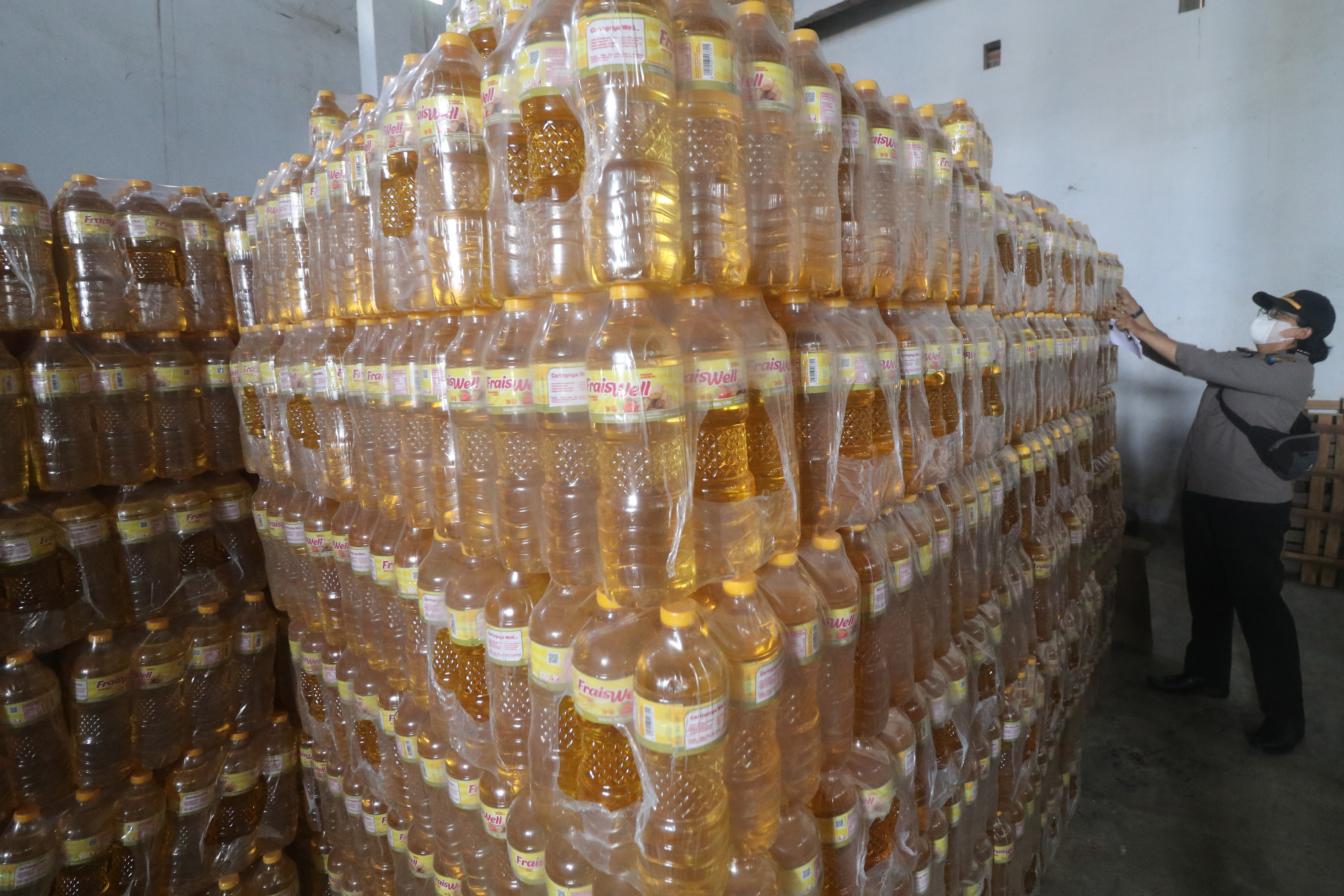 Polisi melakukan razia terhadap ketersediaan minyak goreng di salah satu gudang distribusi minyak goreng