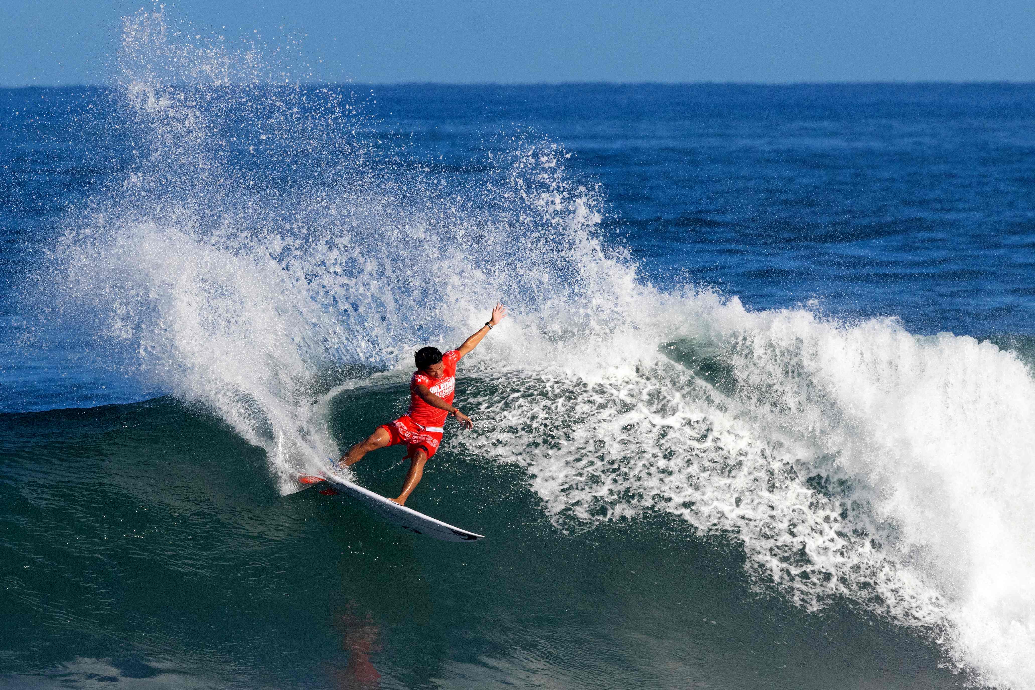 Aksi Rio Waida di atas ombak saat mengikuti World Surf League Haleiwa Challenger series di Haleiwa, Hawaii, pada 26 November 2021.