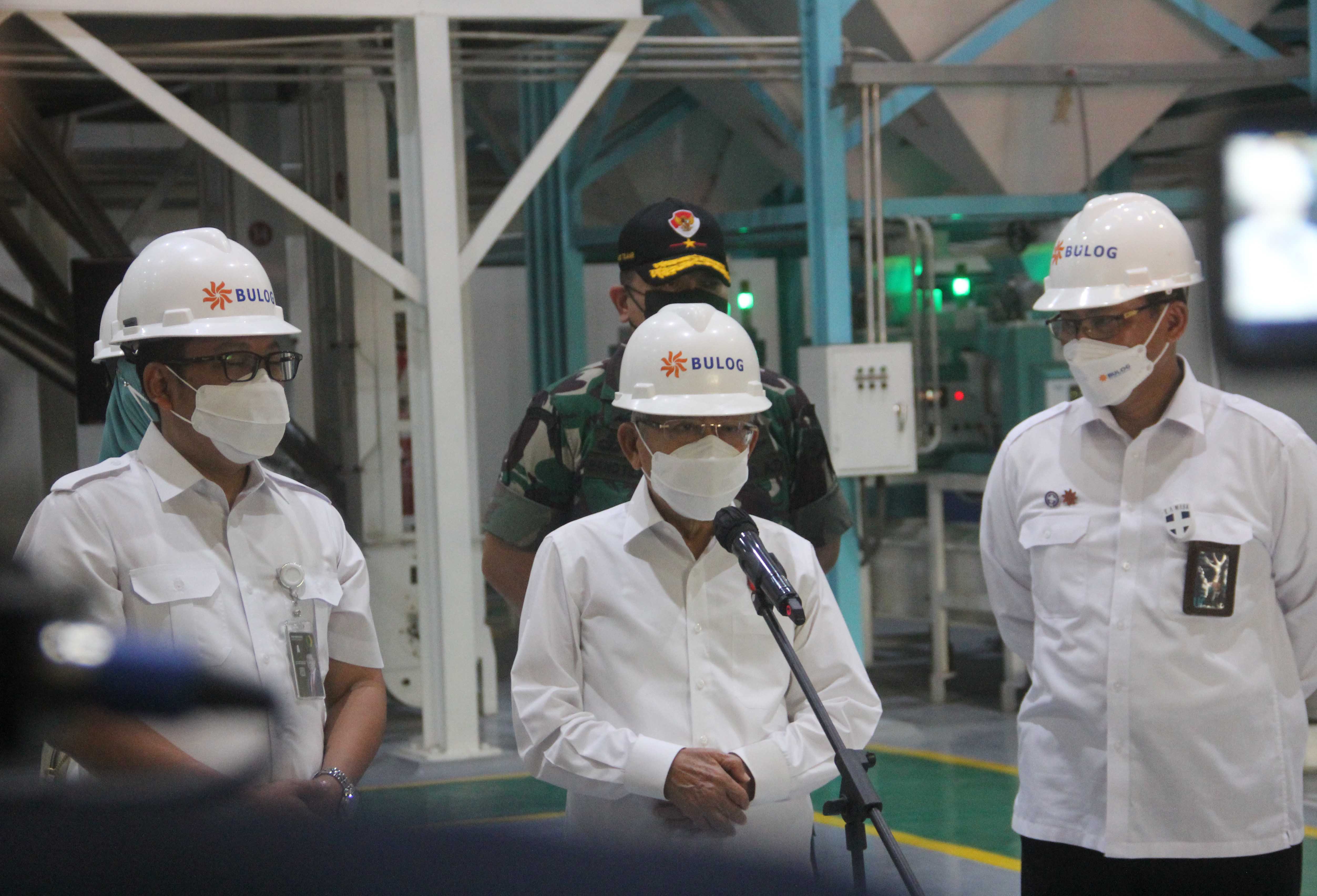 Wakil Presiden Ma'ruf Amin (tengah) berkunjung ke kompleks pergudangan modern Perum BULOG di Kawasan Kelapa Gading, Jakarta Utara