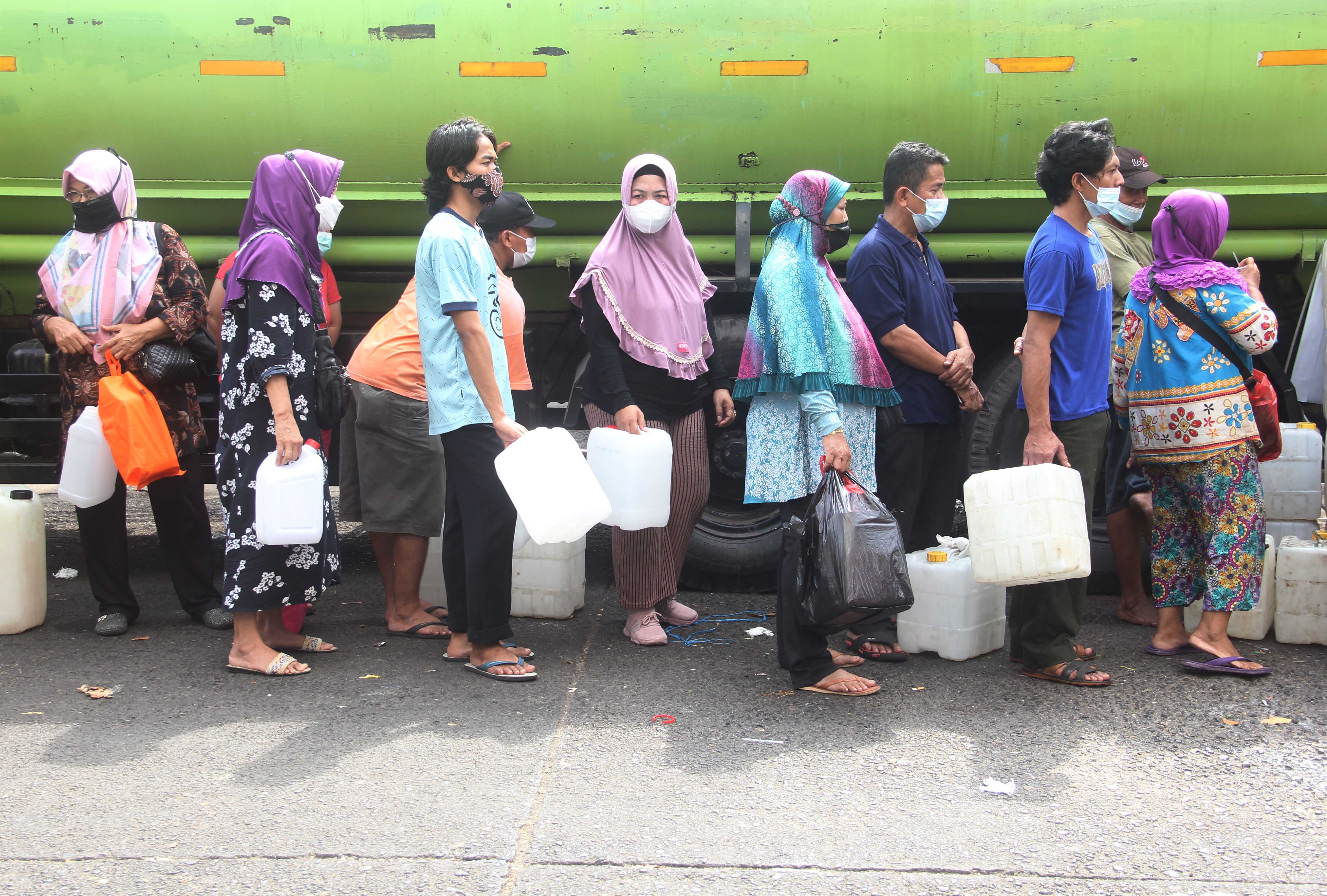 Warga antri untuk membeli minyak goren tanpa kemasan yang di jual murag di Pasar Kramatg Jati, Jakarta, Kamis (3/2/2022). 