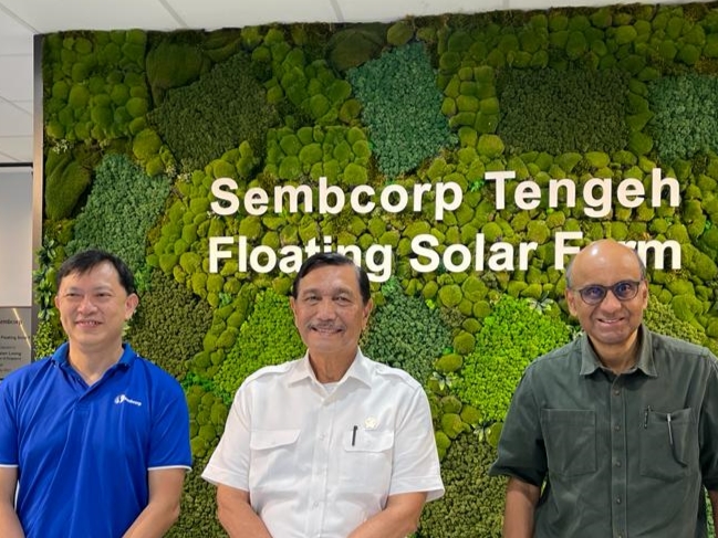 Selain bertemu dengan para investor, Luhut melihat pengelolaan sampah yang dijadikan listrik serta solar panel terapung di Tuas. 