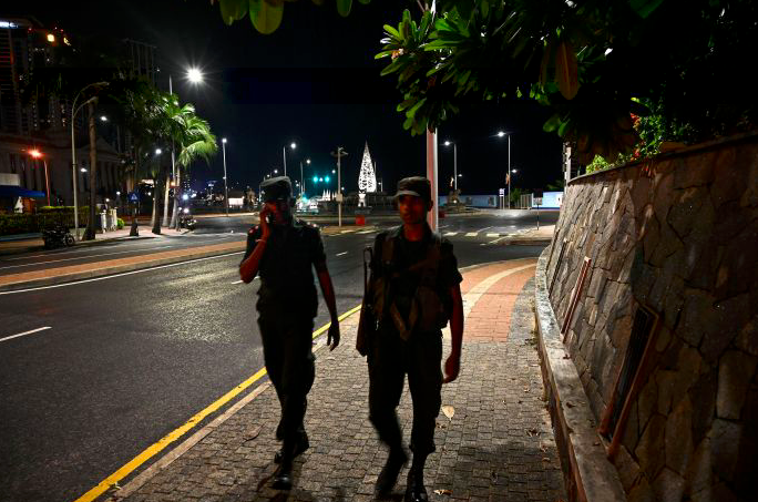 Personel militer Sri Lanka berjaga-jaga saat pemberlakuan jam malam di Colombo.