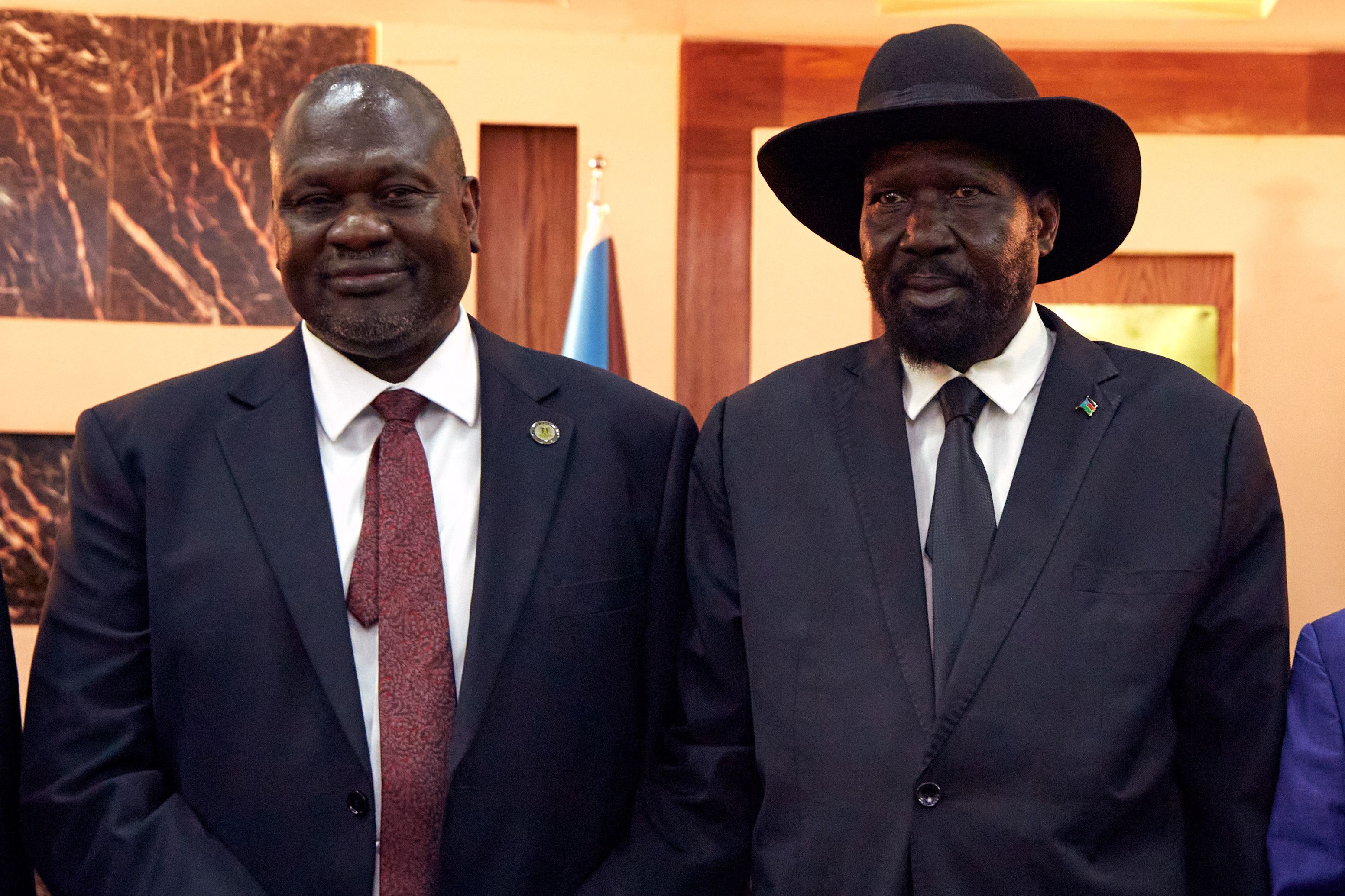 Presiden Sudan Selatan Salva Kiir (kanan) berdampingan dengan Wakil Presiden Riek Machar.