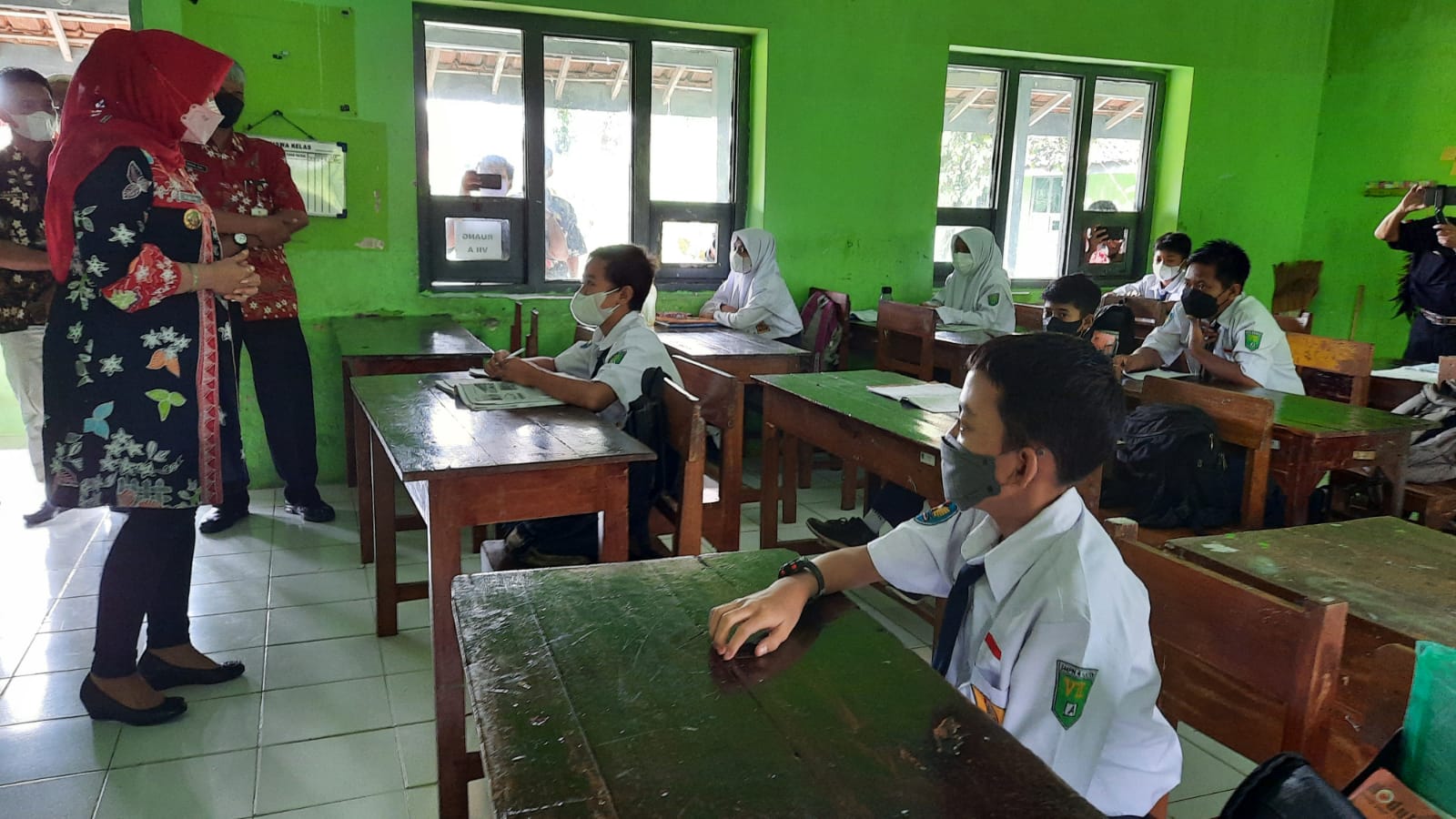 Ilustrasi.  Bupati Sri Mulyani saat memantau PTM terbatas 50% di SMPN 6 Klaten.