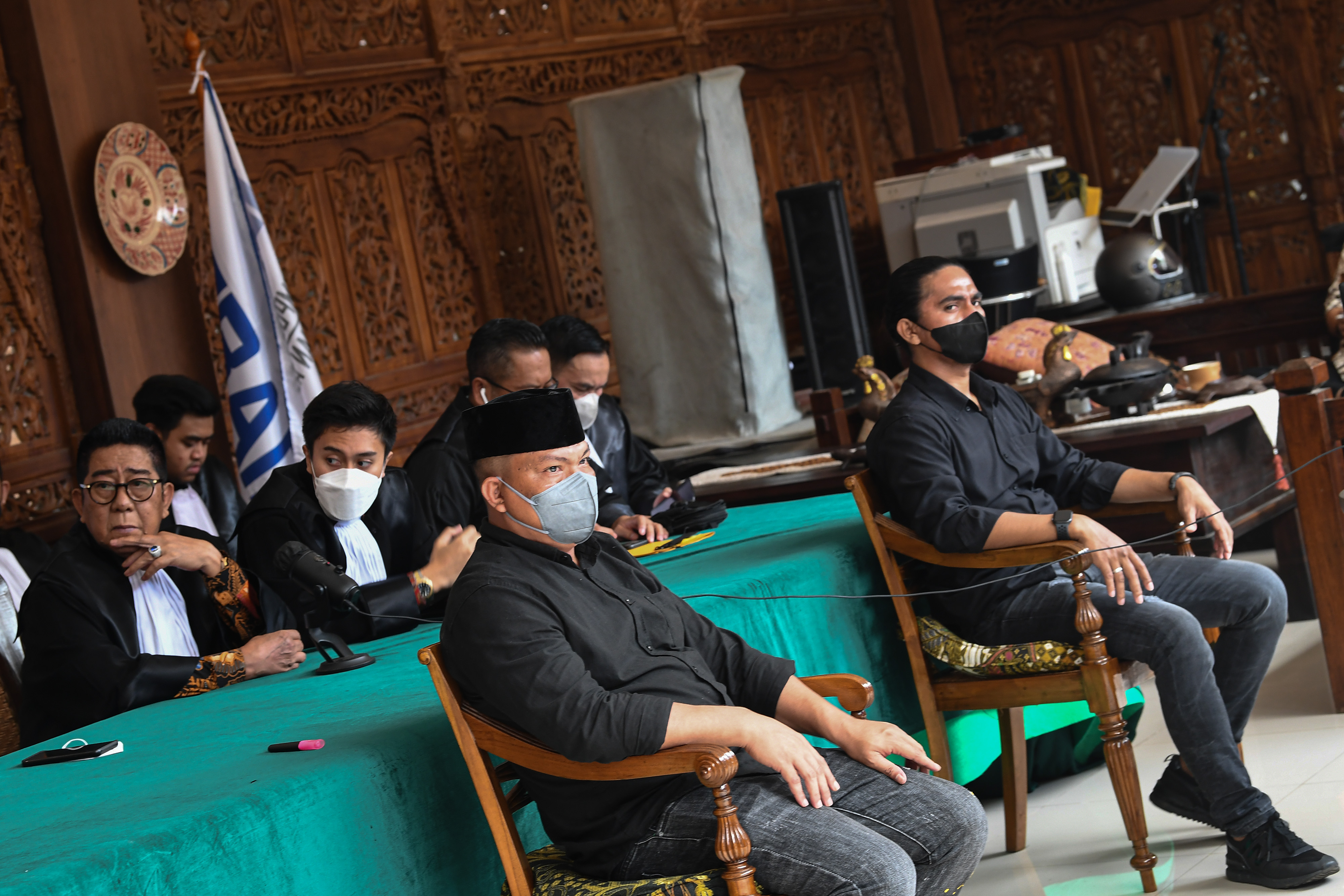 Terdakwa Òunlawful killingÓ anggota Laskar FPI Briptu Fikri Ramadhan (kanan) dan Ipda M Yusmin Ohorella.