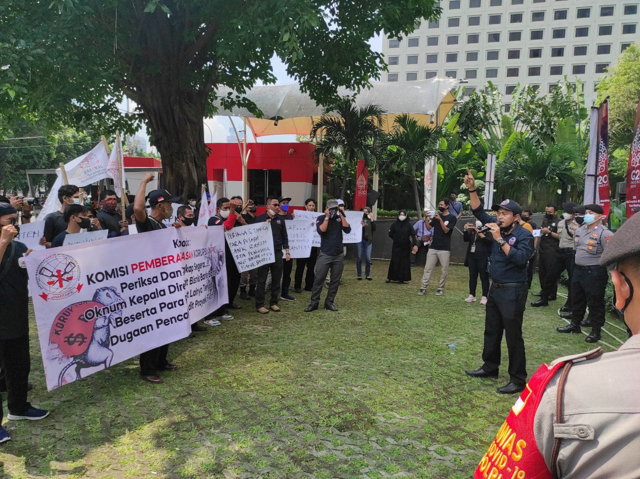 Jaringan Masyarakat Banten Anti Korupsi dan Kekerasan, menggelar aksi unjuk rasa meminta KPK mengusut tuntas kredit macet di Bank Banten