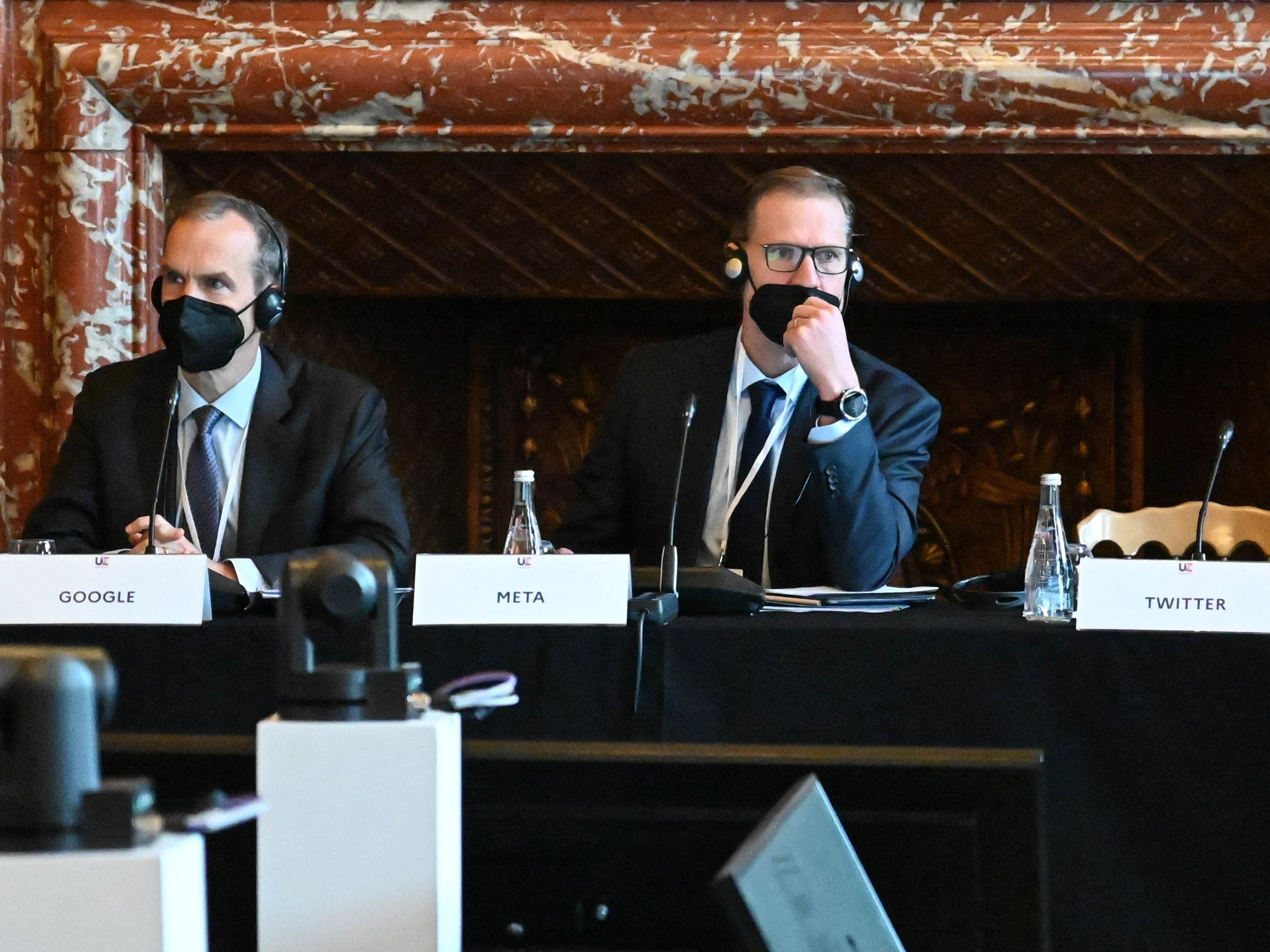 Presiden Google Urusan Global dan Chief Legal Officer Kent Walker (kiri) dan perwakilan Meta yang tidak dikenal. 