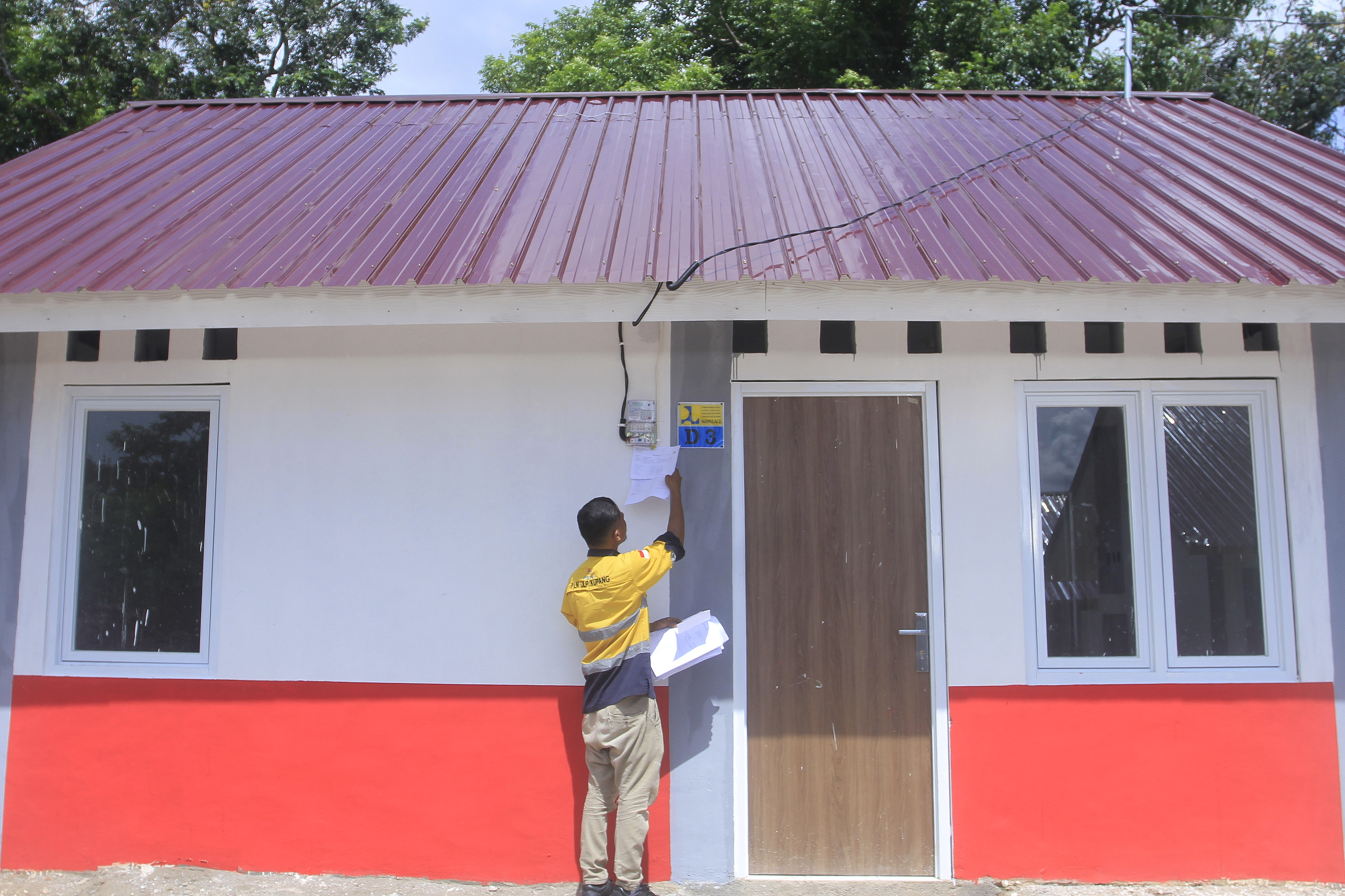 Petugas PLN mengecek meteran listrik di salah satu unit rumah bagi korban bencana alam di Kelurahan Manulai II, Kota Kupang, NTT.