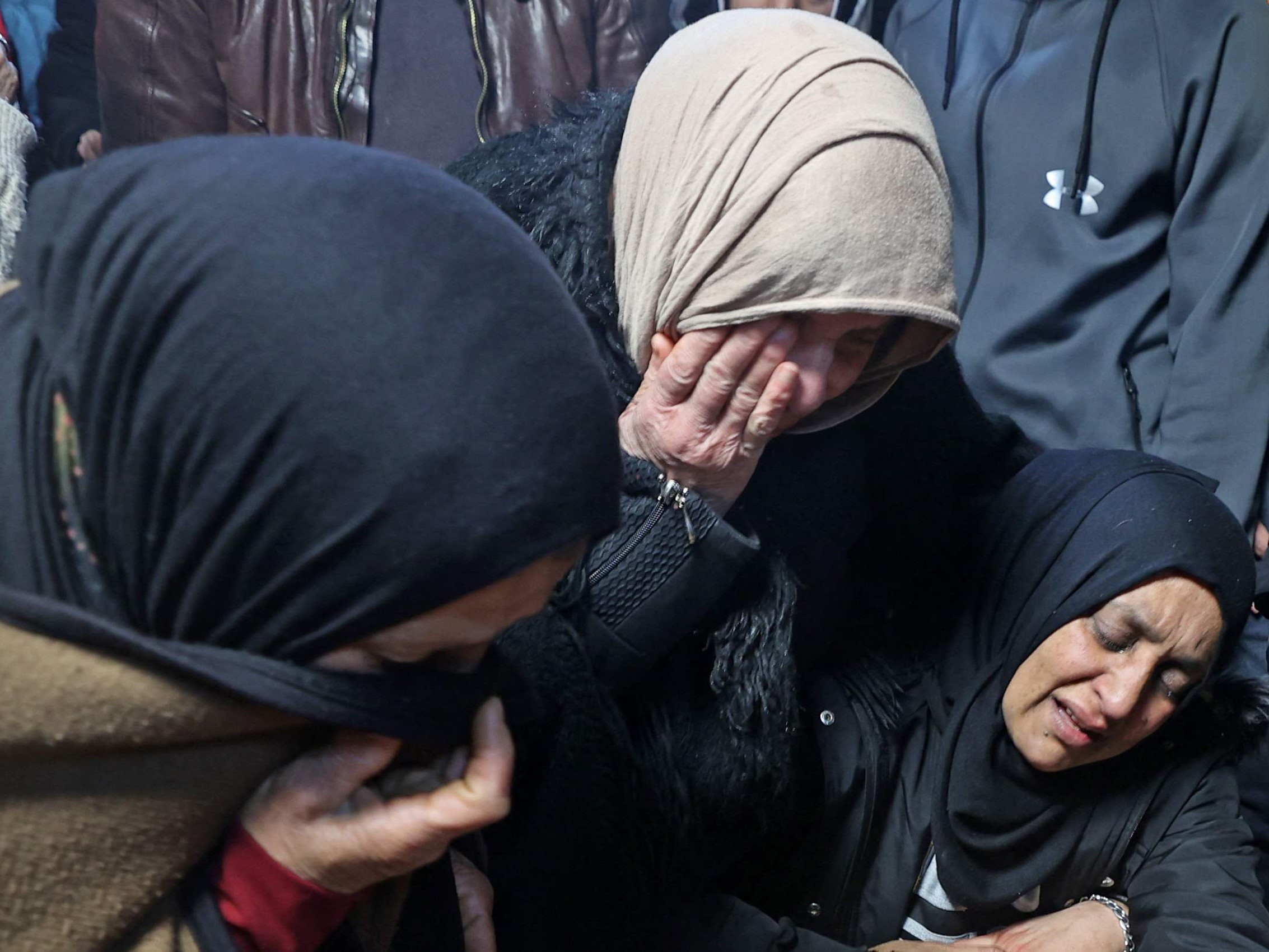 Kerabat berduka atas tubuh Nader Rayan Palestina, 16, yang dibunuh oleh pasukan Israel dalam serangan pagi.