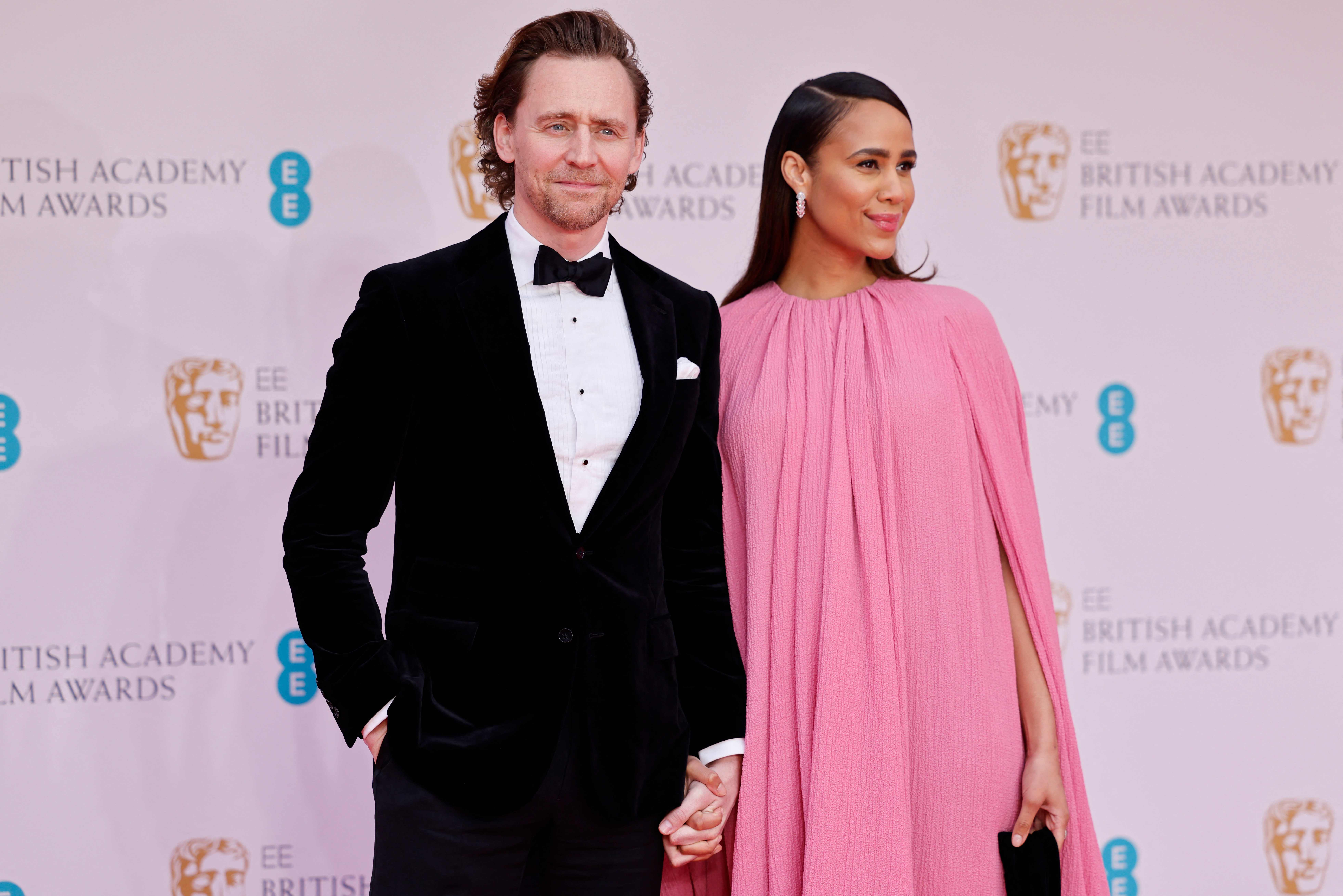Aktor Tom Hiddleston (kiri) dan tunangannya Zawe Ashton