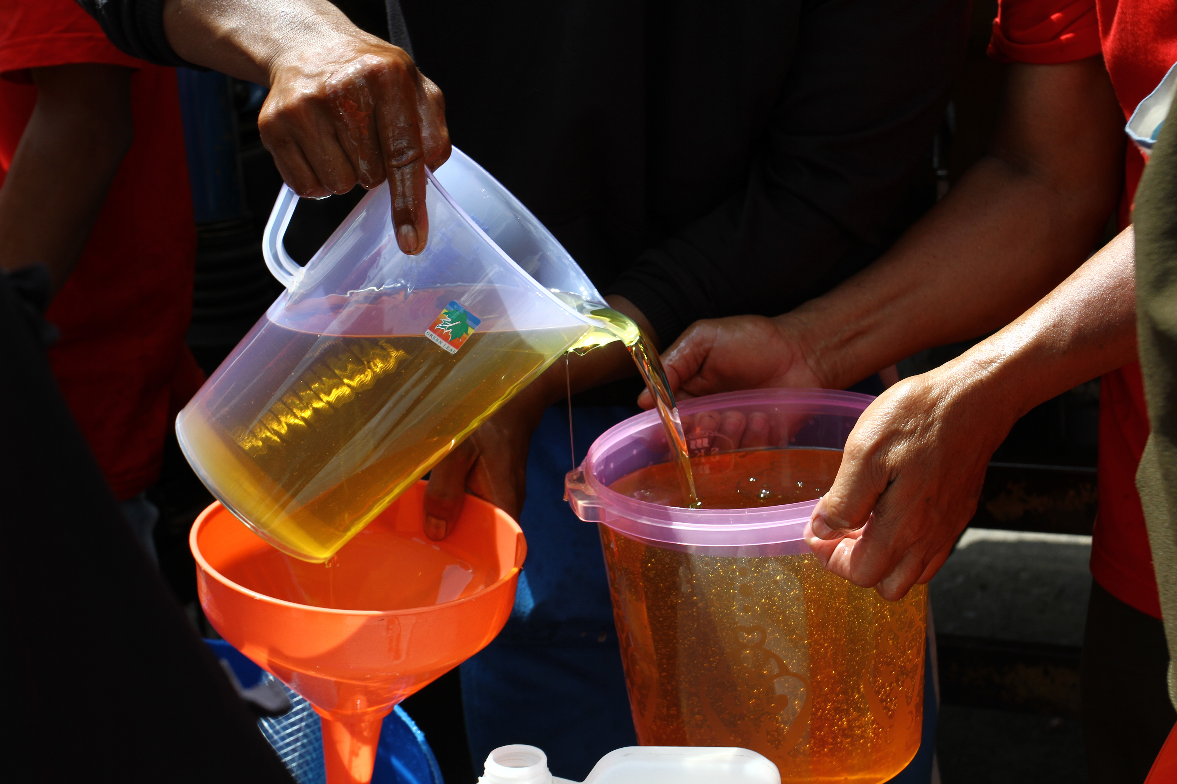 Ilustrasi pedagang saat menjual minyak goreng curah.