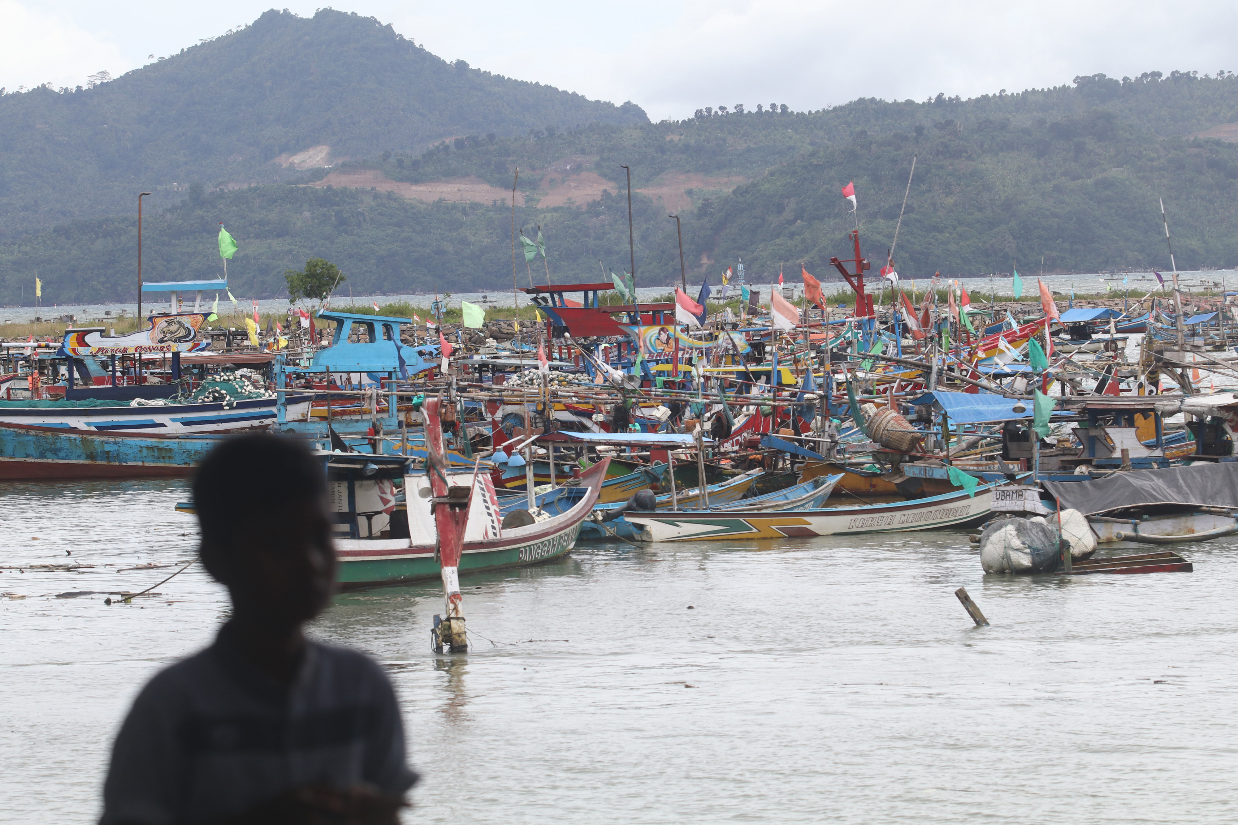 Puluhan kapal nelayan lego jangkar di pelabuhan Pantai Popoh Tulungagung, Jawa Timur, Minggu (6/3)