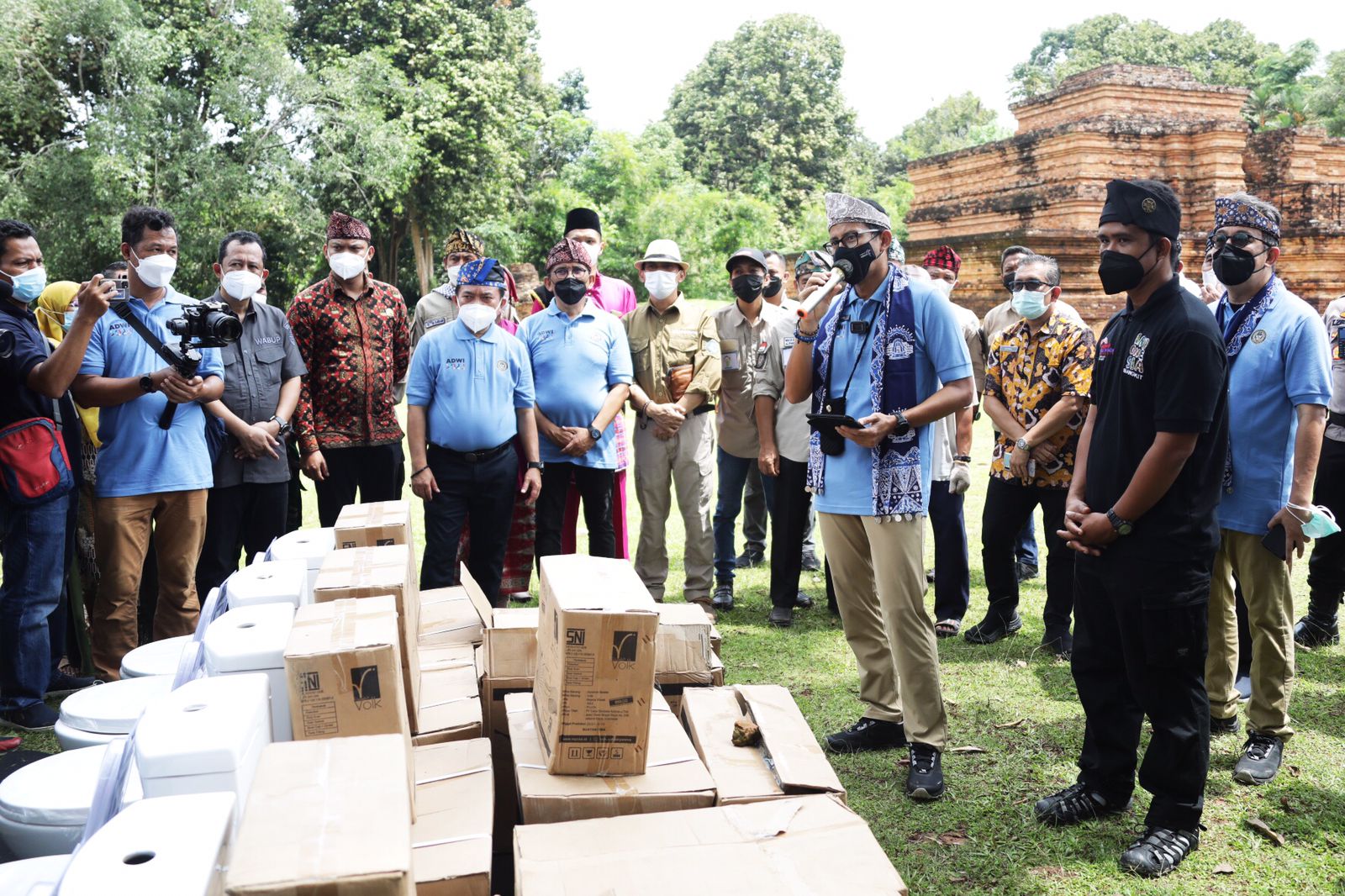 MENPAREKRAF Sandiaga Uno berkunjung ke Desa Wisata Muara Jambi, Kecamatan Maro Sebo, Kabupaten Muaro Jambi, memberikan 10 kloset duduk.