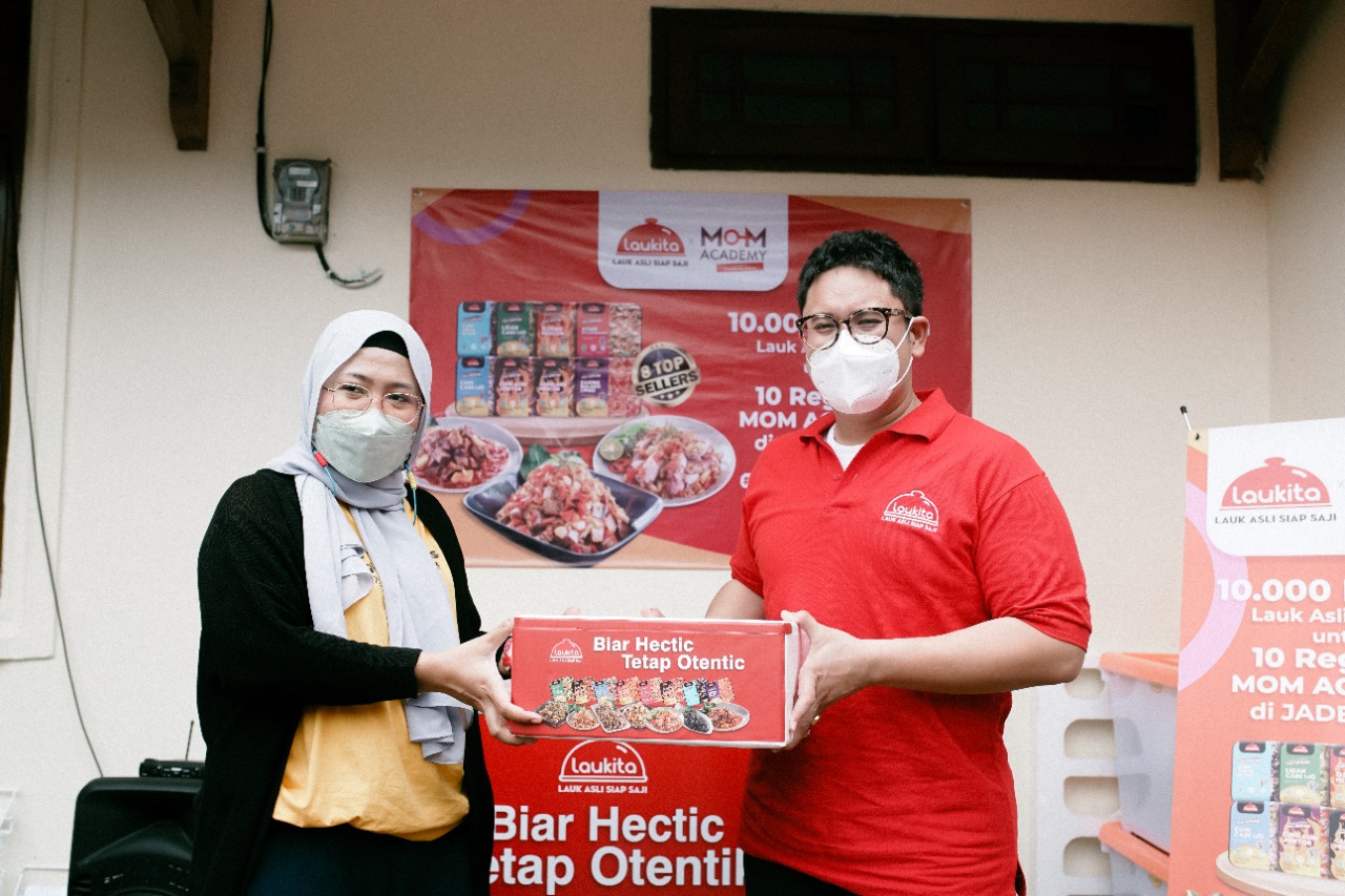 Kolaborasi Laukita dengan MoM Academy membagikan 10.000 kemasan laukita