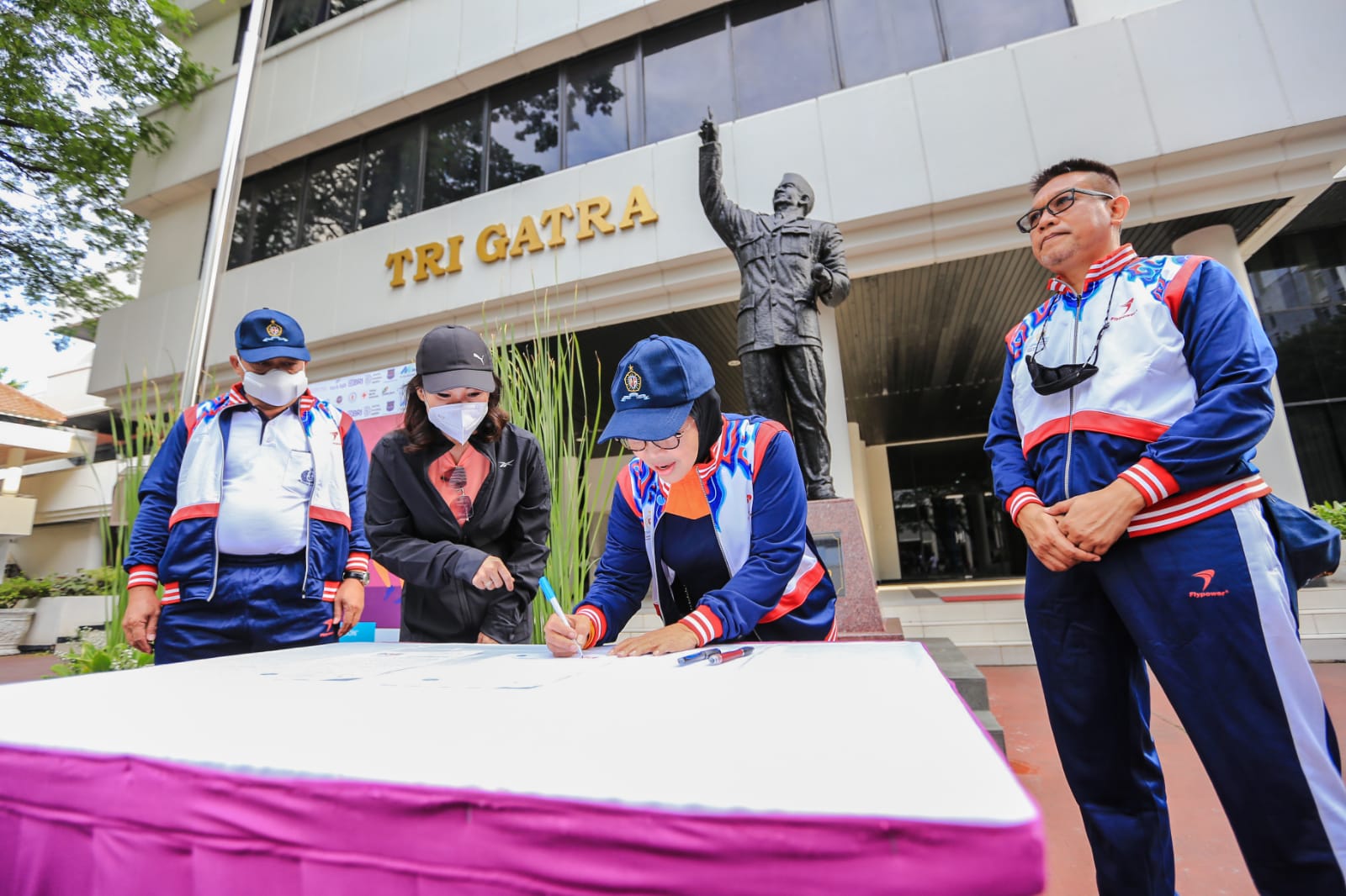  Ketua DPD dan Sekjen IKAL-Lemhannas DKI Jakarta, Sylviana Murni (tengah) dan Dadang Solihin menandatangani MoU dengan sejumlah korporasi sa