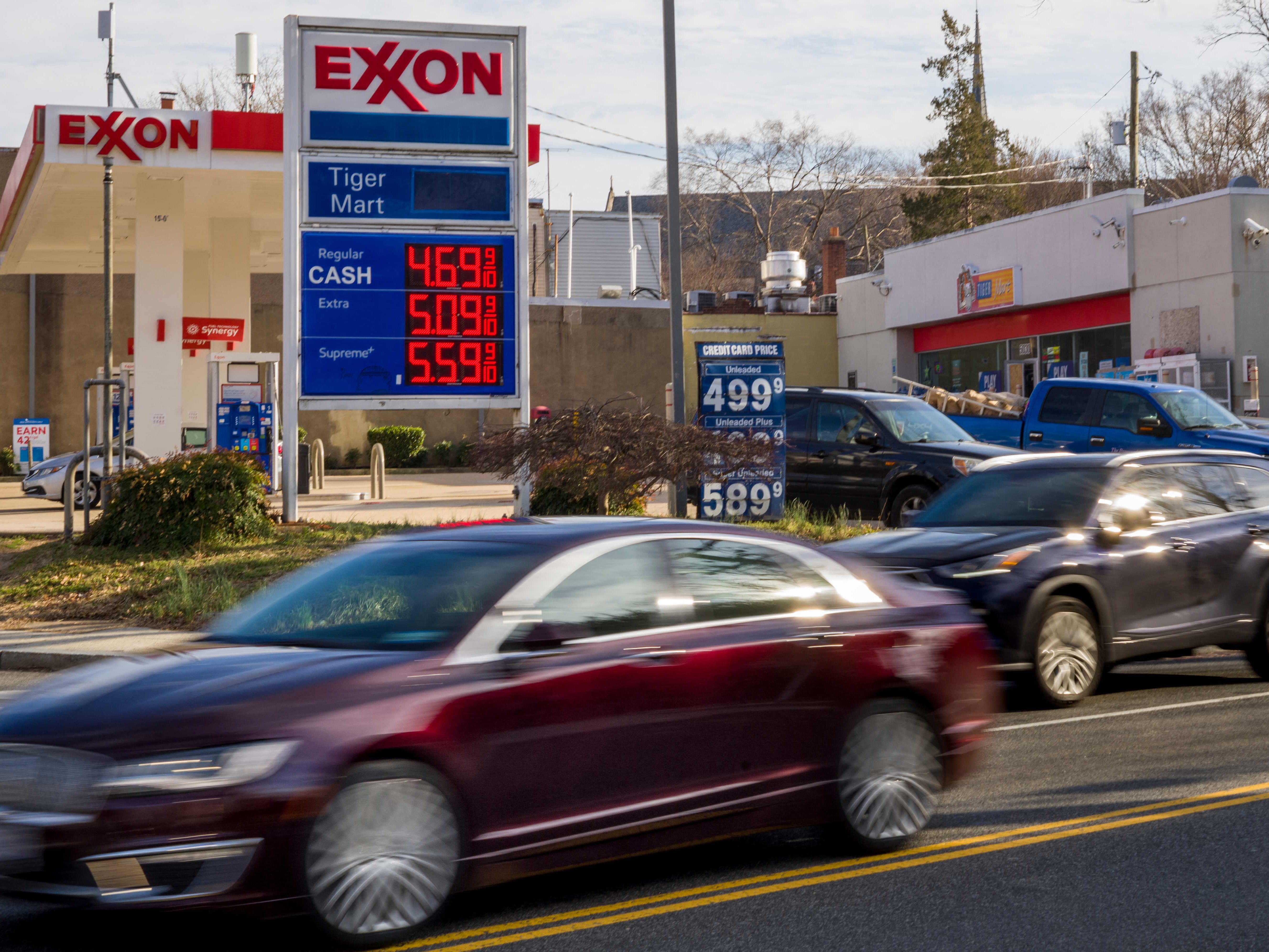 Pompa bensin di Washington, DC, 8 Maret 2022. 