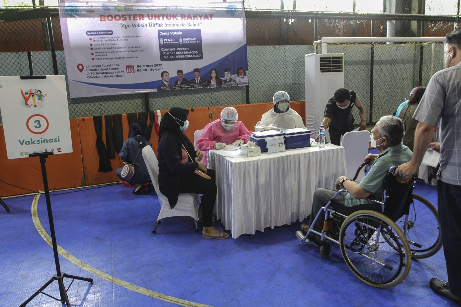 Kegiatan vaksinasi Covid-19  ‘Booster untuk Rakyat’ yang digelar Seknas Jokowi, Jumat (4/3).  