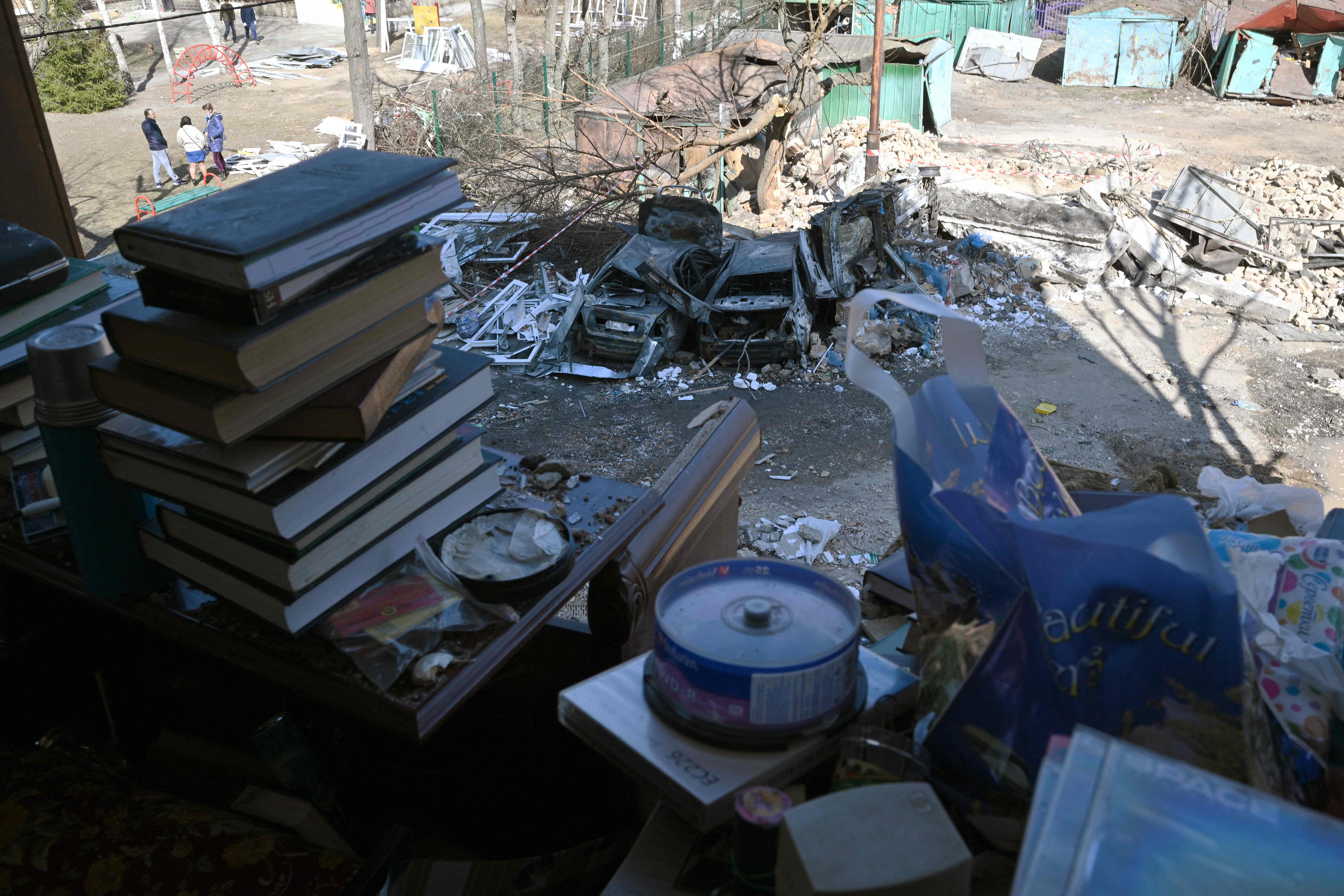 Ilustrasi. Sejumlah kendaraan di Ukraina nampak rusak parah akibat negara itu dibombardir Rusia.