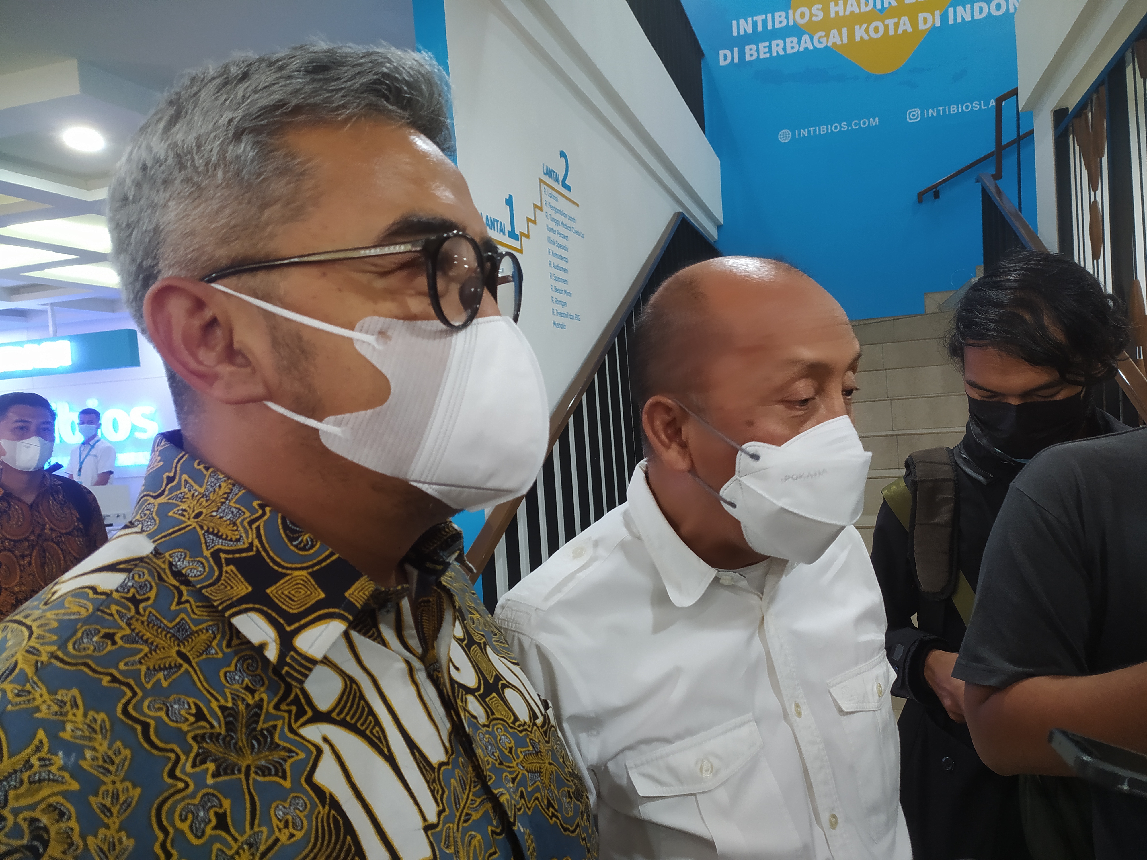 Saan Mustopa (baju putih) dan M Farhan