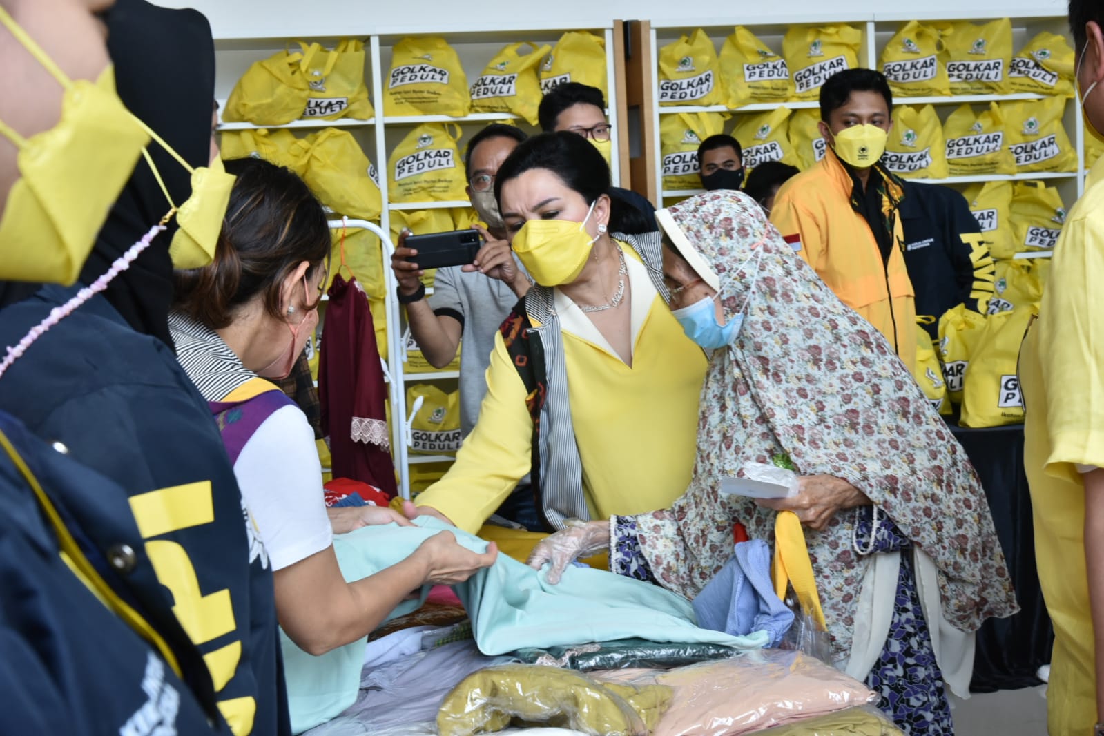Ketua IIPG Yanti Airlangga meninjau bazar menyambut Ramadan yang digelar Partai Golkar