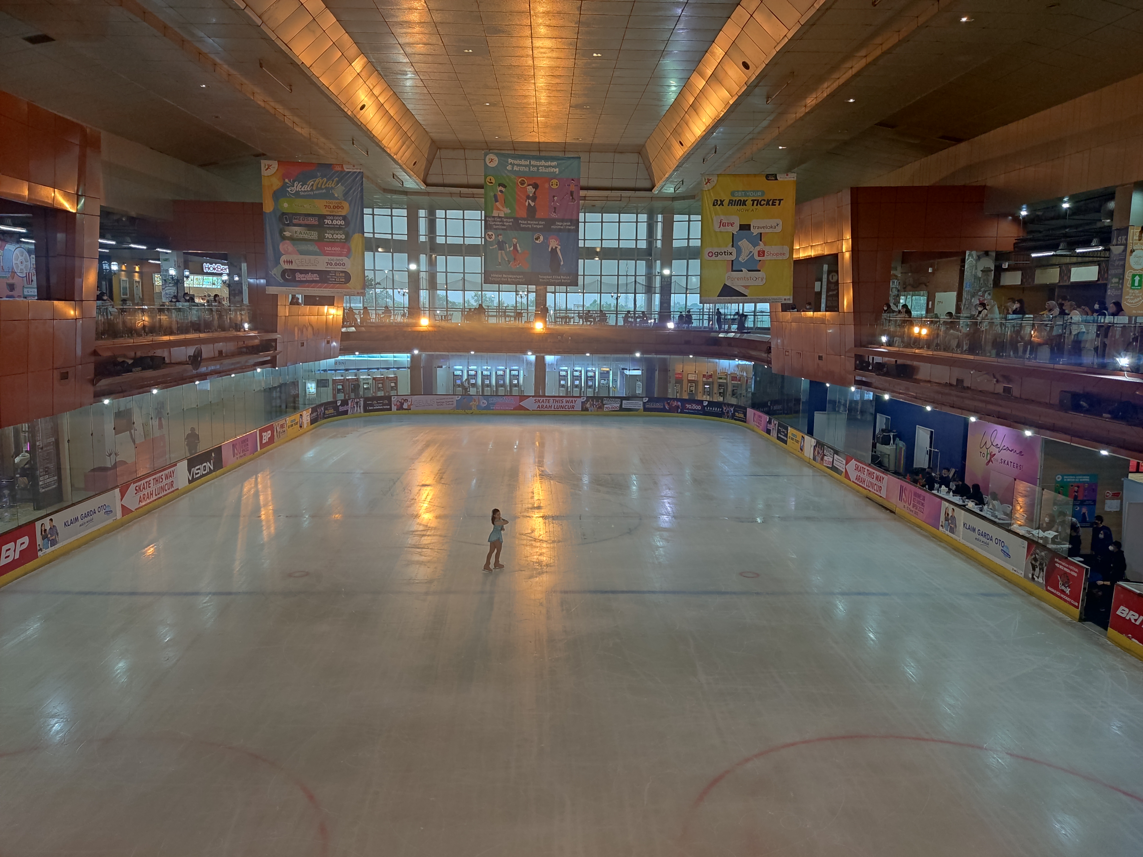 Atlet Ice Skating berlaga di ajang Indonesia Ice Skating Open 2022