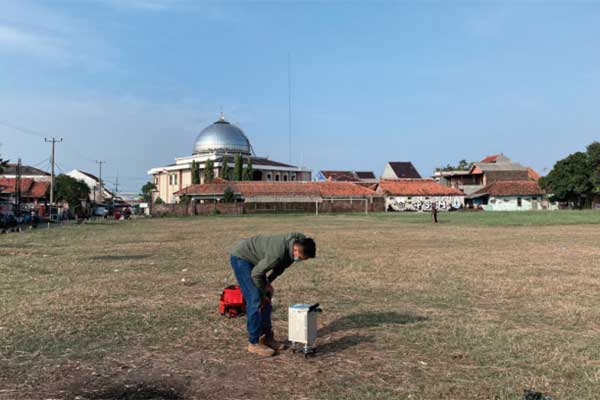 Peneliti melakukan pengukuran gaya berat.
