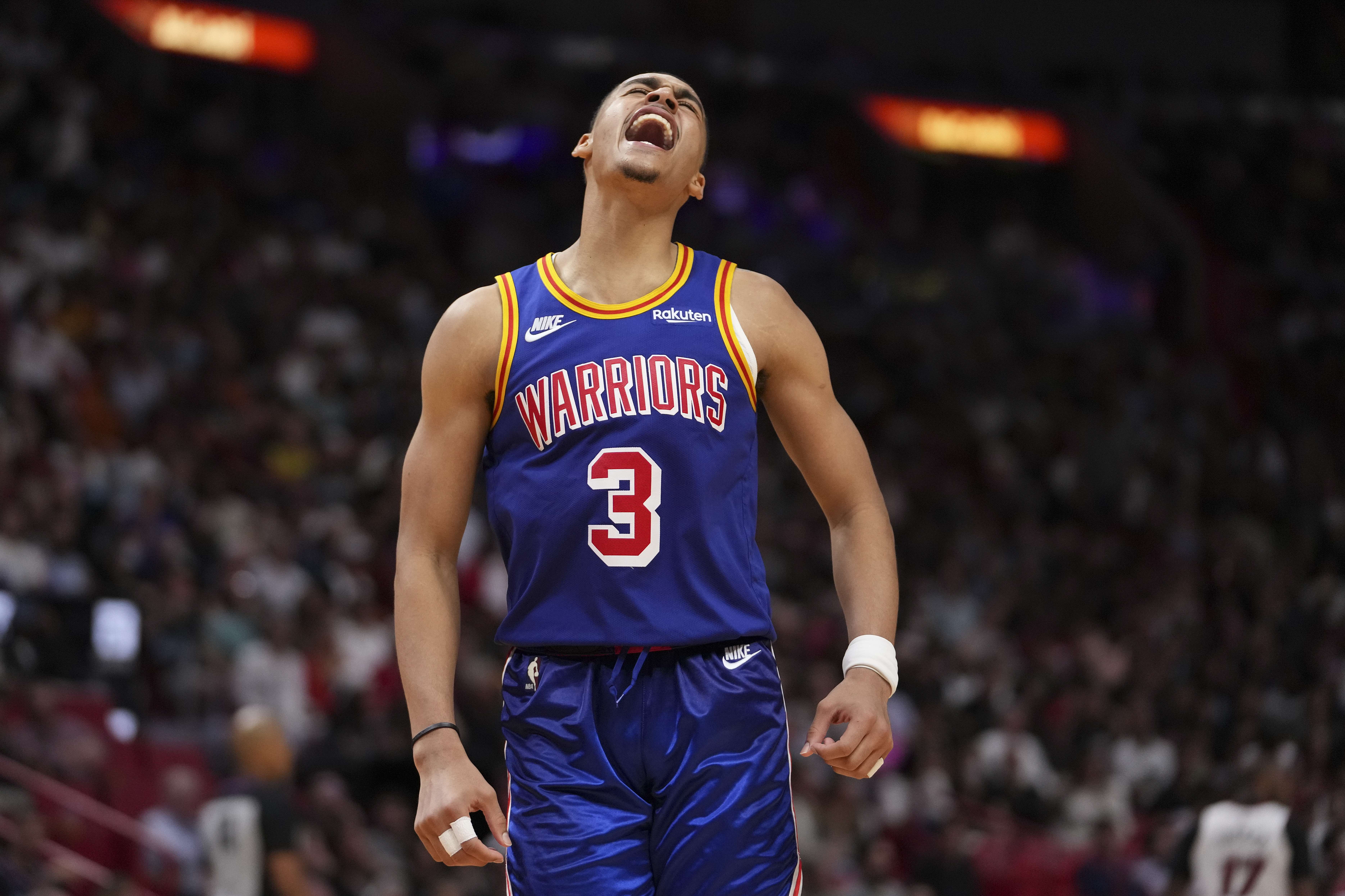 Pemain Golden State Warriors Jordan Poole melakukan selebrasi usai melesakkan tembakan tiga angka dalam laga NBA melawan Miami Heat.